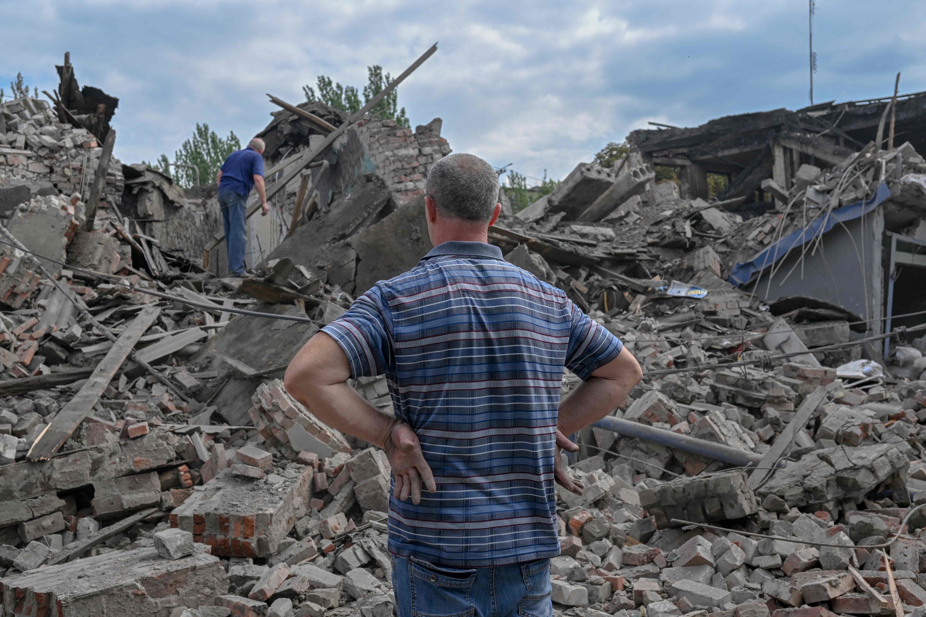 Un hombre observa un edificio destruido en Toretsk, al este de Ucrania