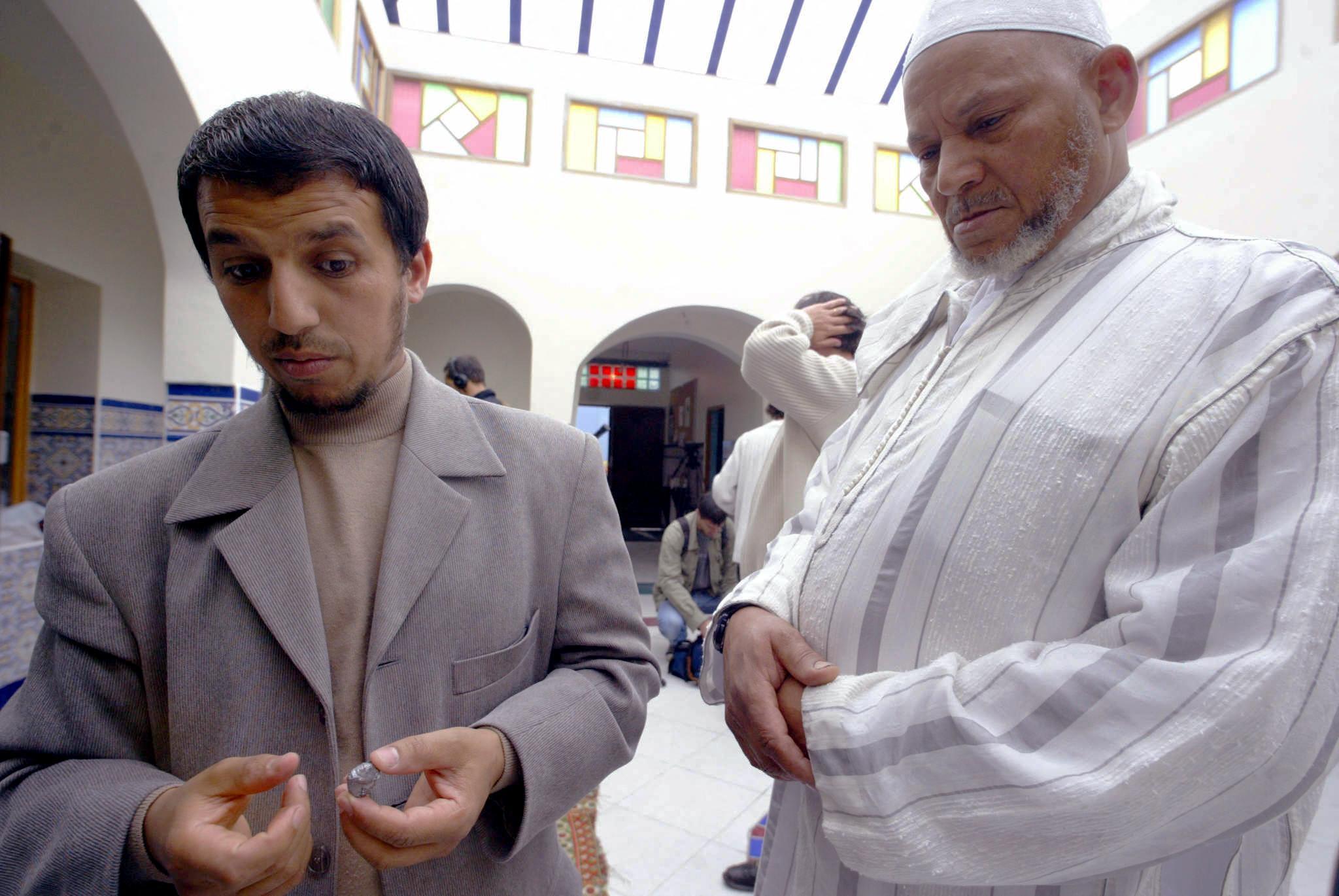 El imam Hasan Iquioussen (izda.), en una mezquita del norte de Francia en 2004.