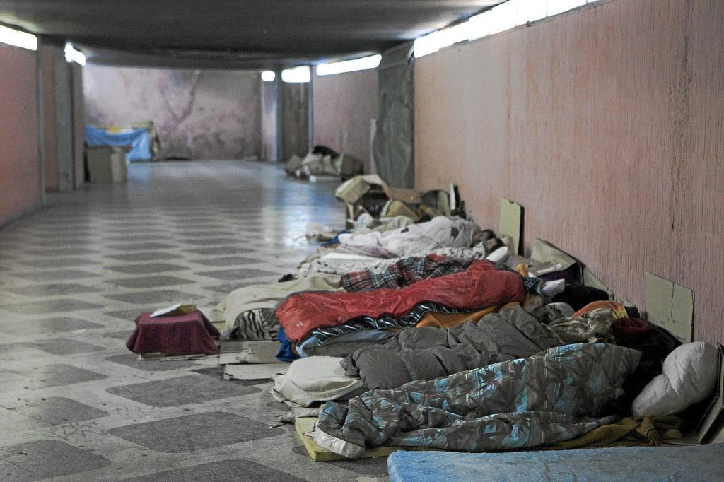 Personas sin hogar duermen en los pasadizos del Metro