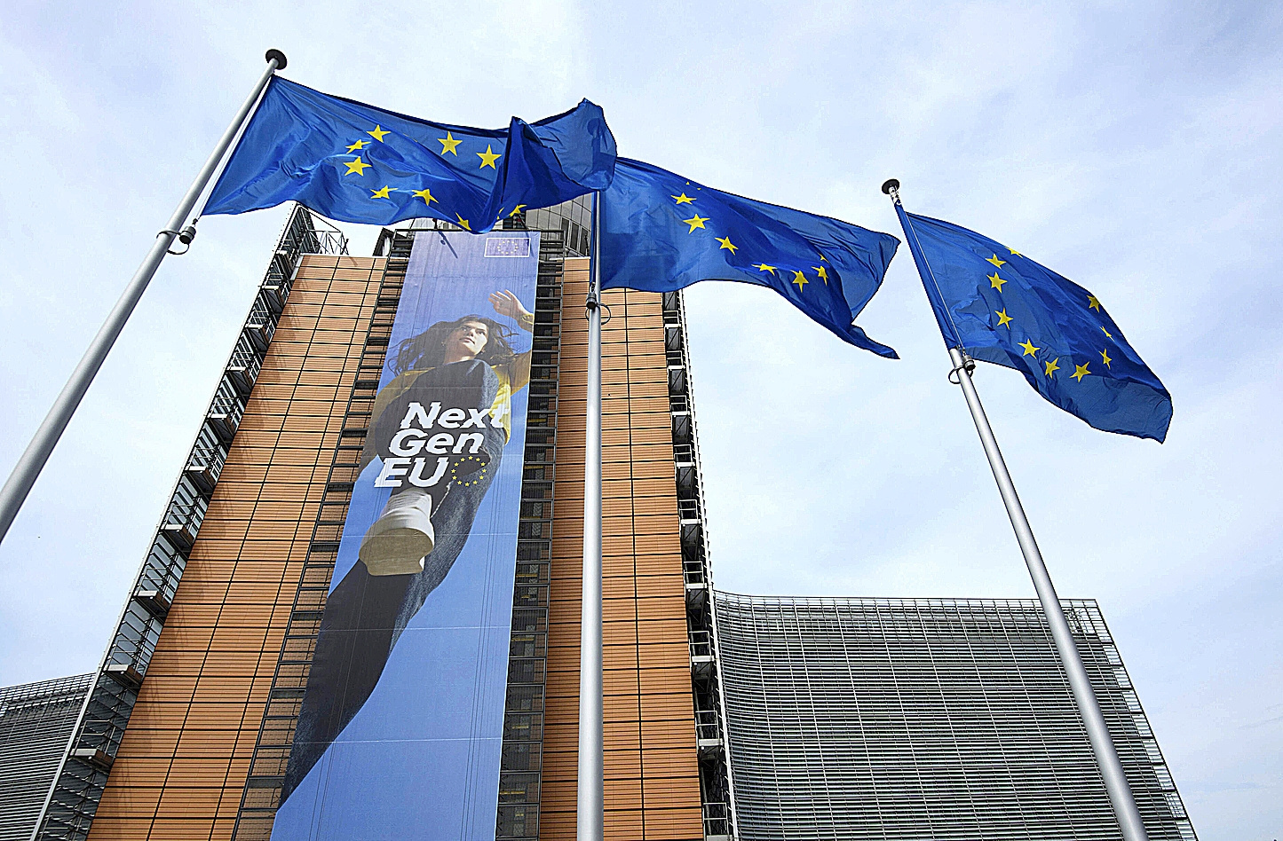 Un cartel de los Fondos NextGenerationEU, en la fachada del edificio Berlaymont de Bruselas.