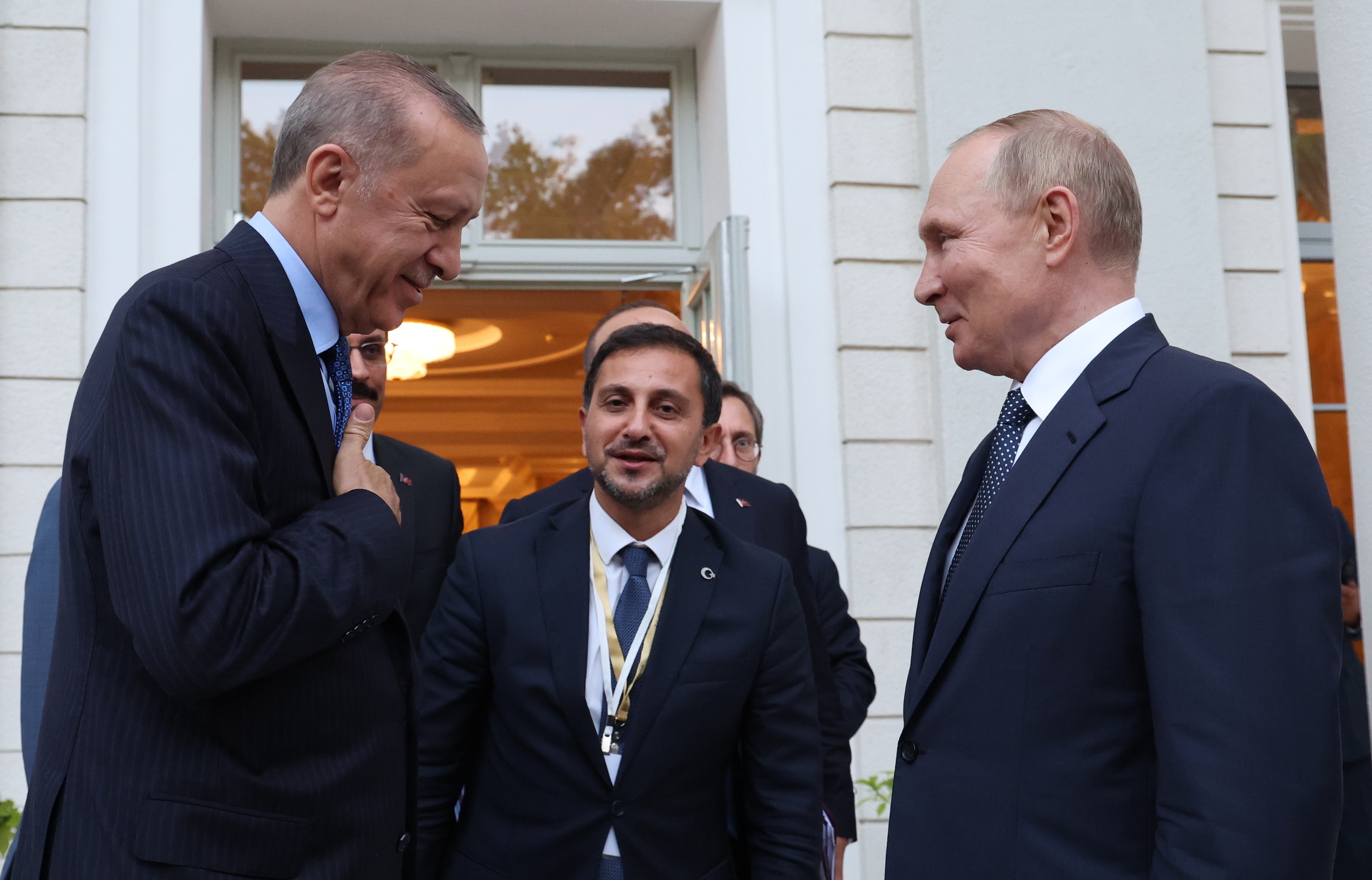 Los presidentes Putin y Erdogan se despiden tras su reunión en el balneario del Mar Negro de Sochi, Rusia.