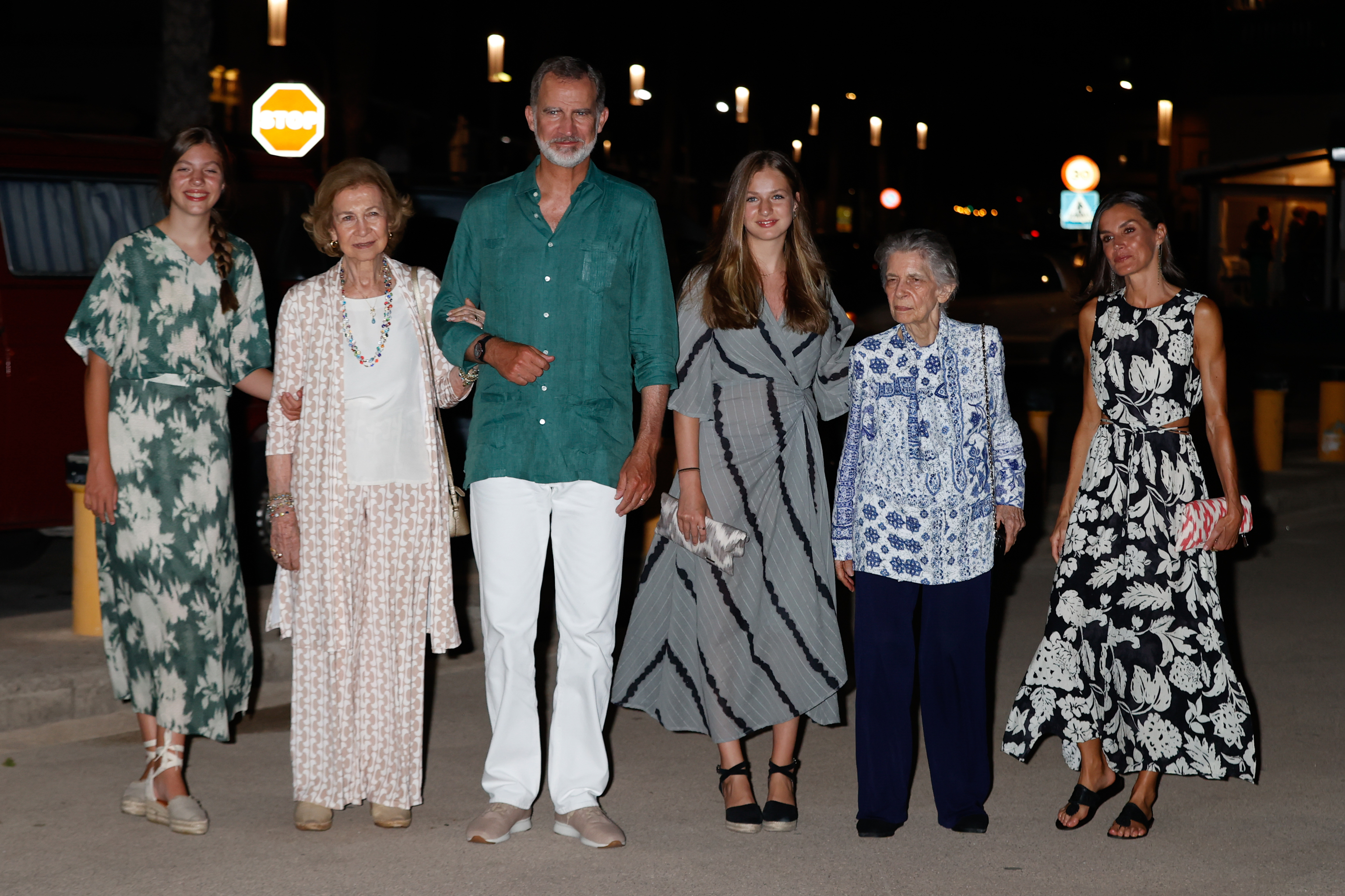 La Reina Letizia sorprende en Mallorca con un vestido cut out y Leonor y Sofía se visten de largo
