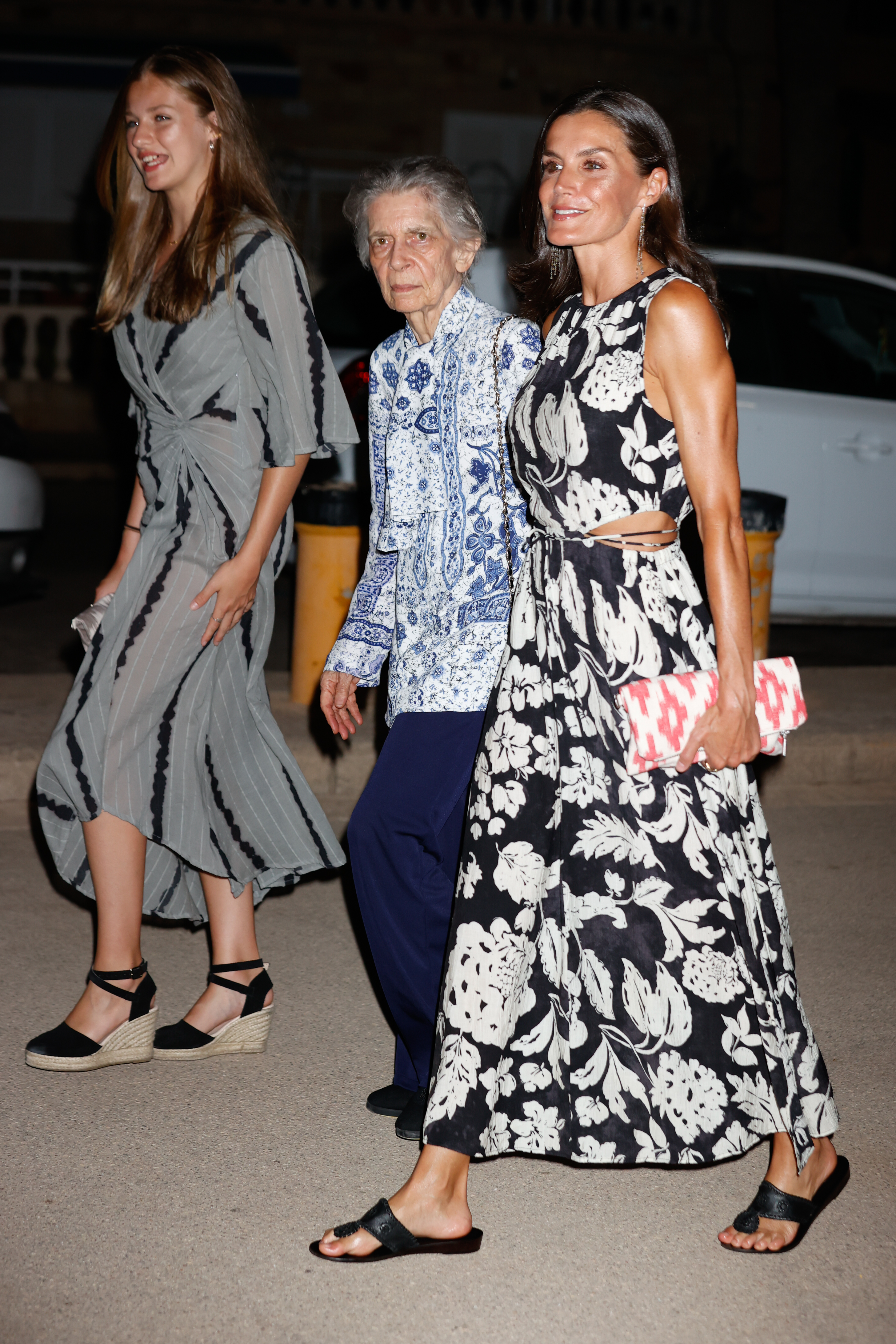 Queen Letizia surprises in Mallorca with a cut out dress and Leonor and Sof