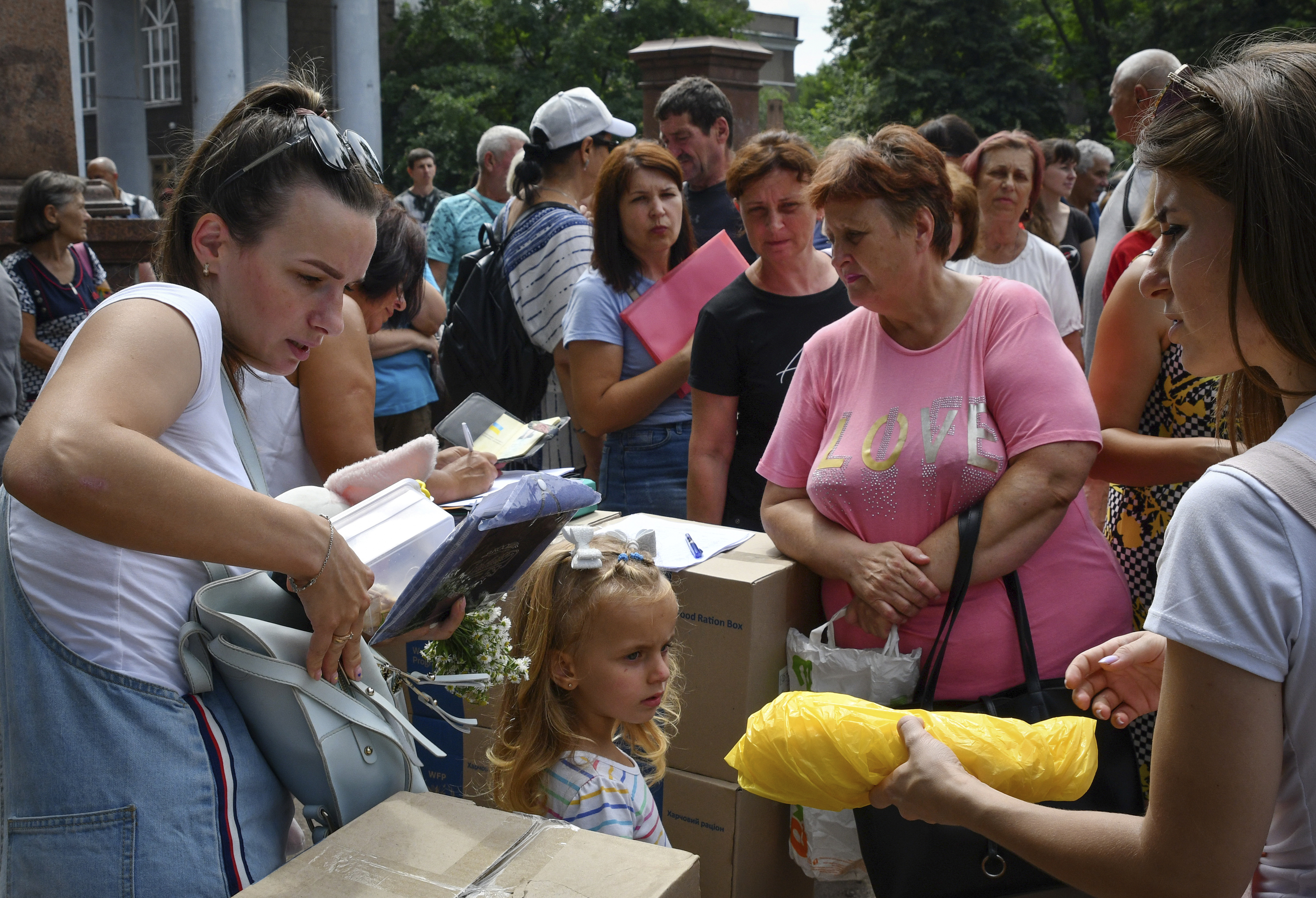 Reparto de ayuda humanitaria entre la población de Zaporiyia.