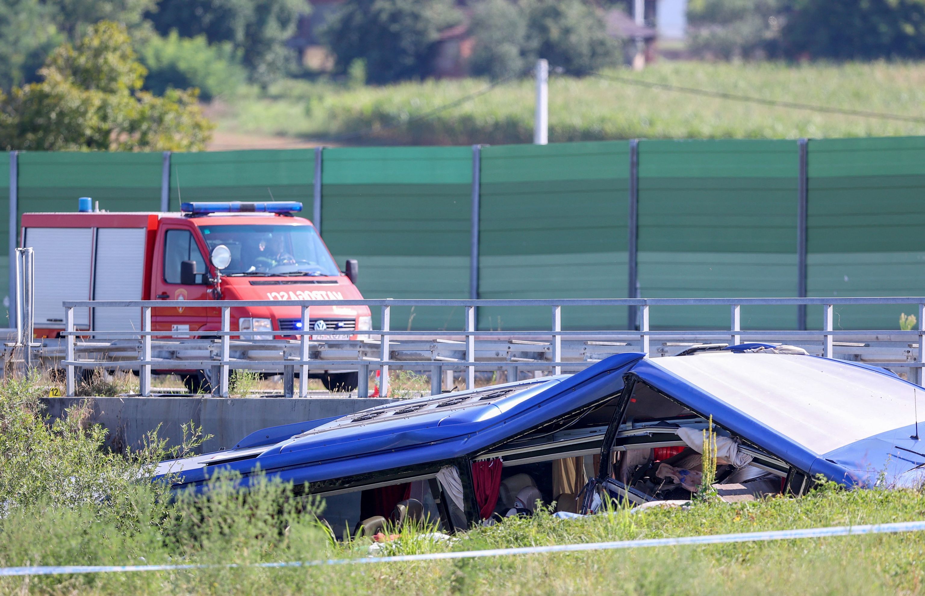 Un equipo de emergencias junto al autobs accidentado esta madrugada en  la autopista Varazdin-Zagreb, a unos 50 kilmetros de Zagreb.