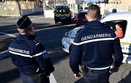Dos gendarmes realizan labores de vigilancia.