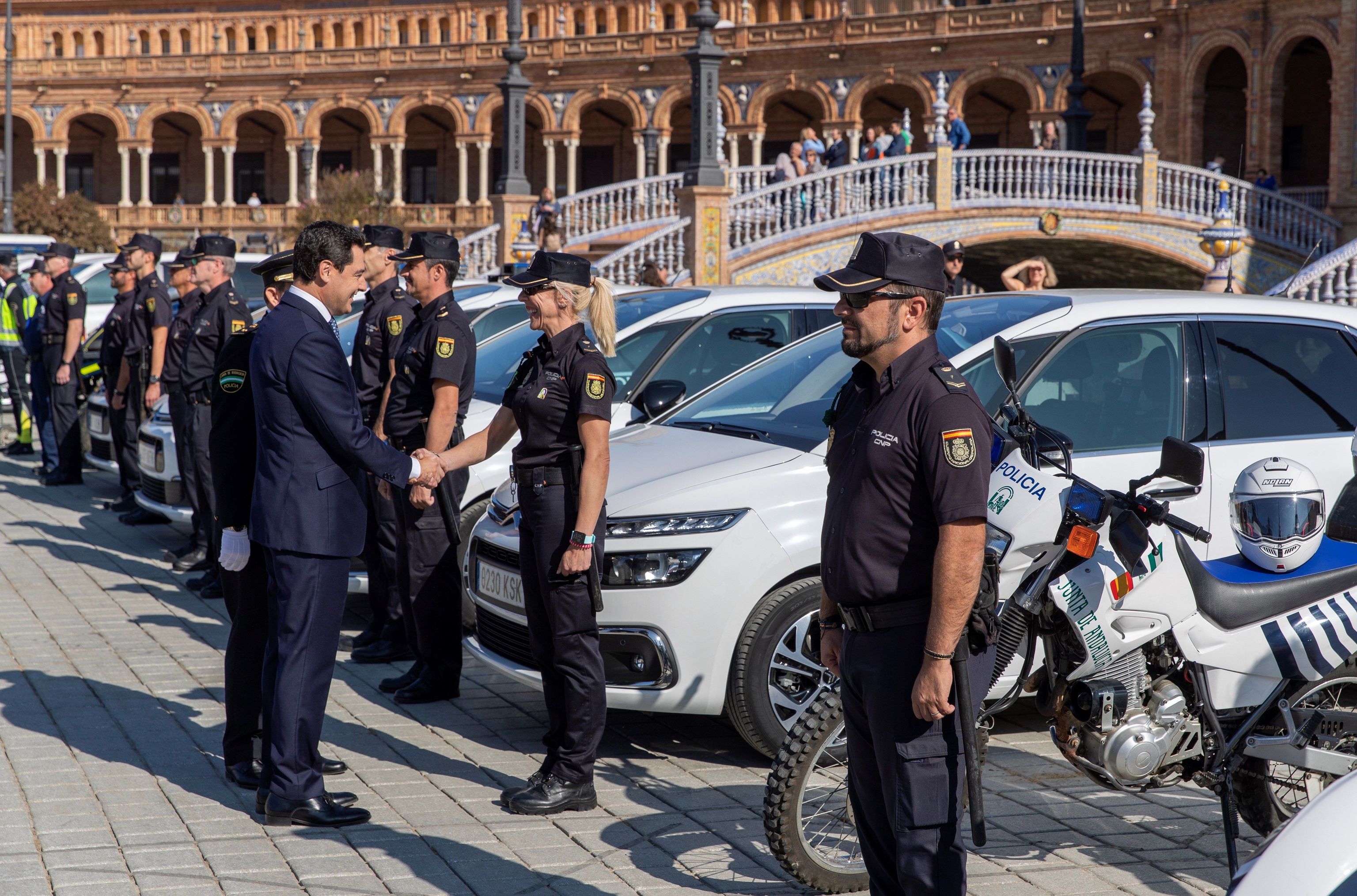 El presidente de la Junta de Andalucía, Juanma Moreno, pasa revista a un grupo de agentes de la unidad adscrita de la Policía Nacional en Sevilla.