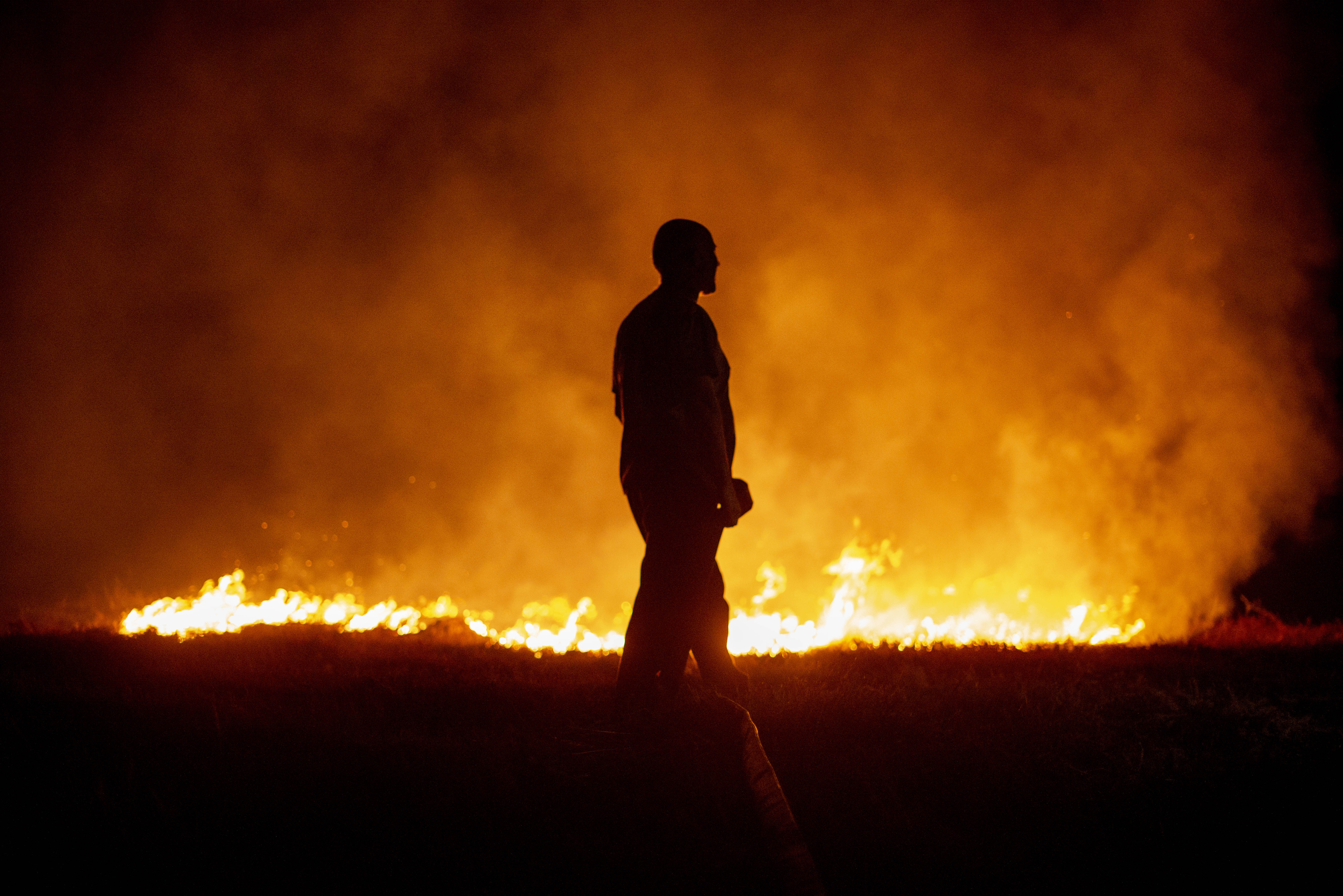 Un hombre, en la extinción del incendio de Boiro (Galicia).