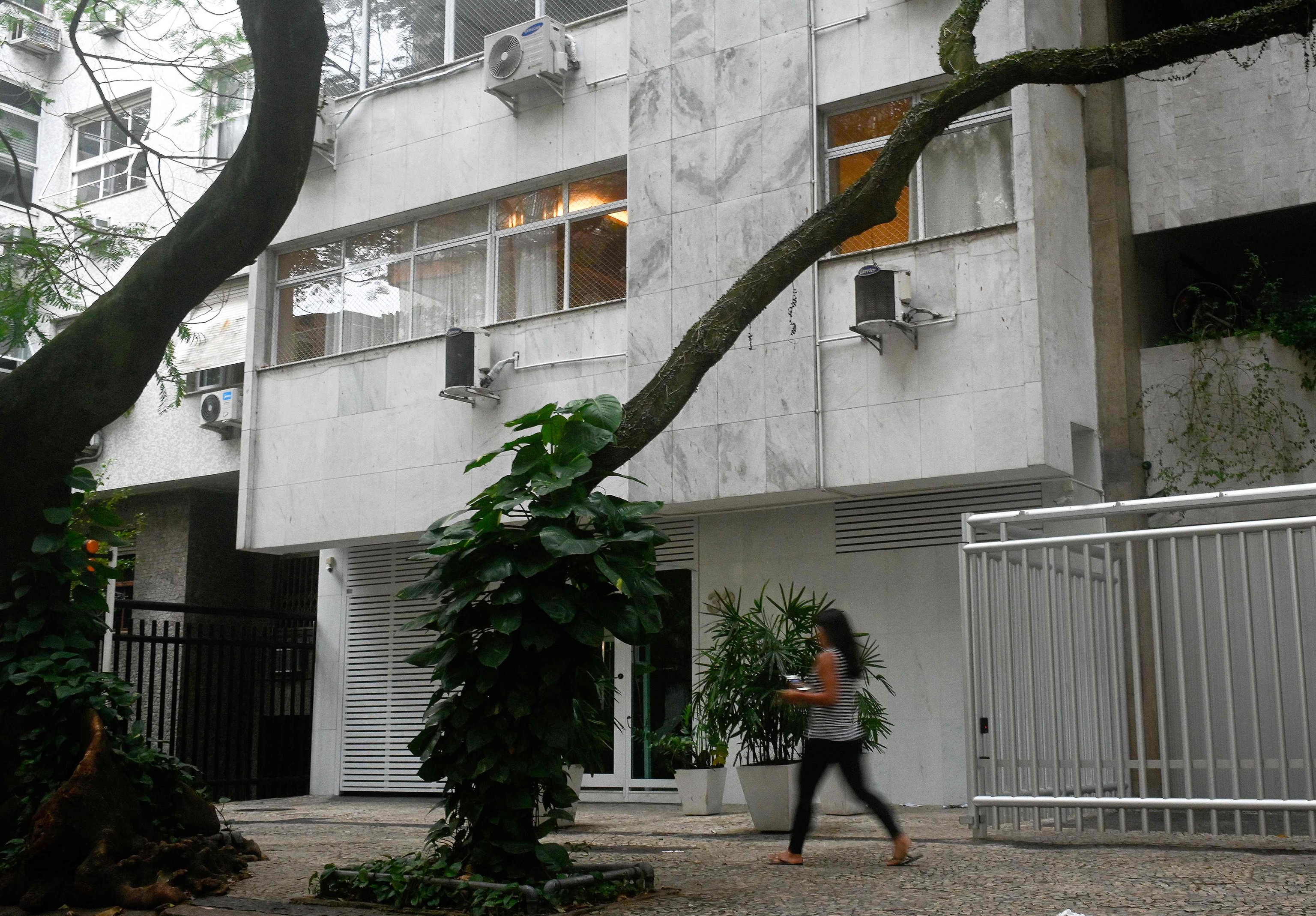 Entrada del edificio donde el belga Walter Henri Maximilien Biot, marido del cónsul alemán Uwe Herbert Hahn, murió el 5 de agosto de 2022 en el apartamento que compartían en Río de Janeiro, Brasil.