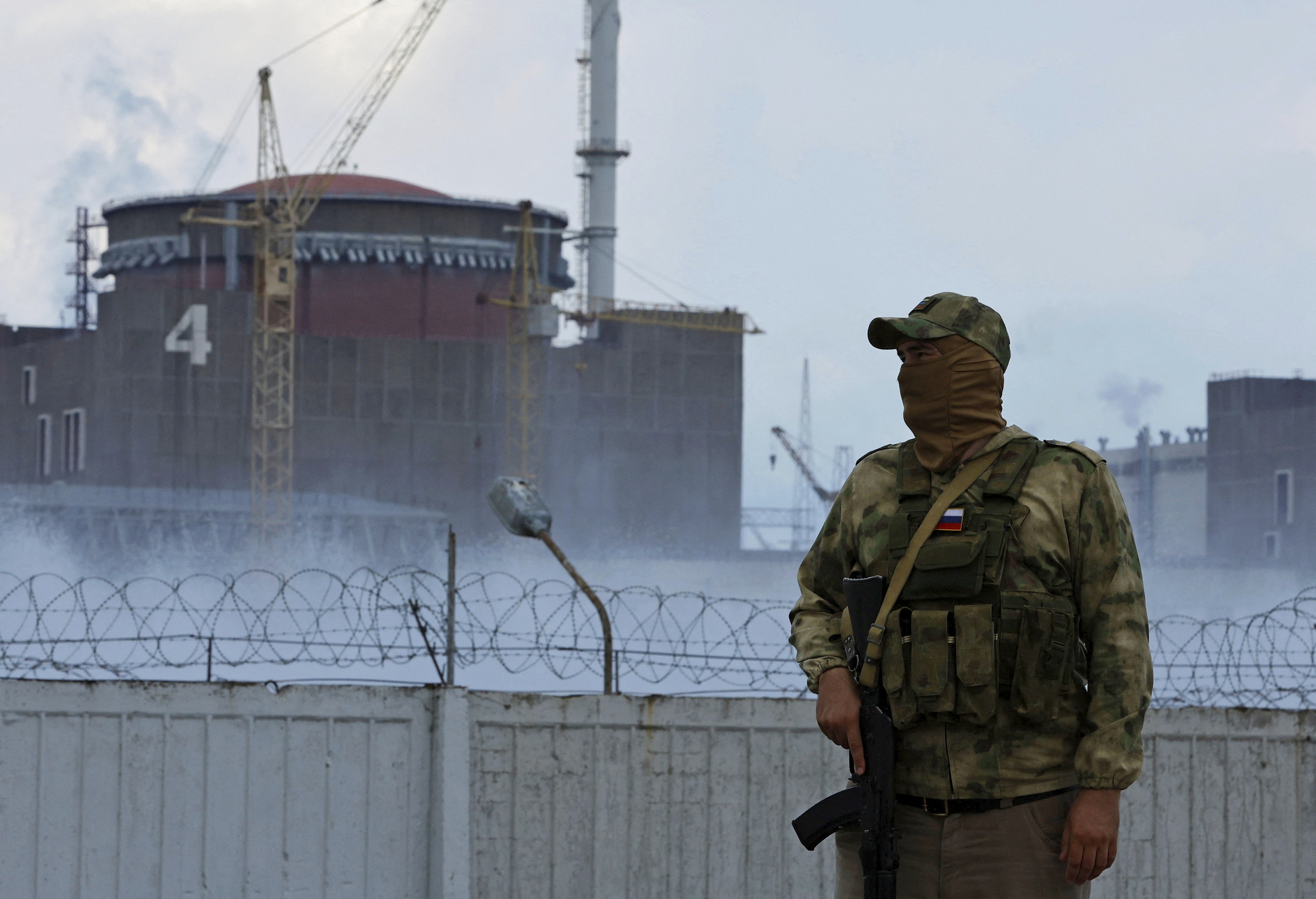 Un militar ruso hace guardia cerca de la central nuclear de Zaporiyia.