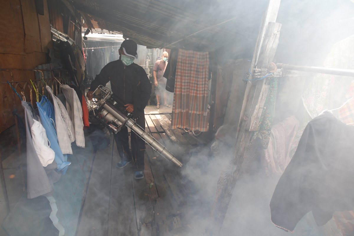 Un operario fumiga un hospital de Pakistán para acabar con el mosquito que transmite el dengue
