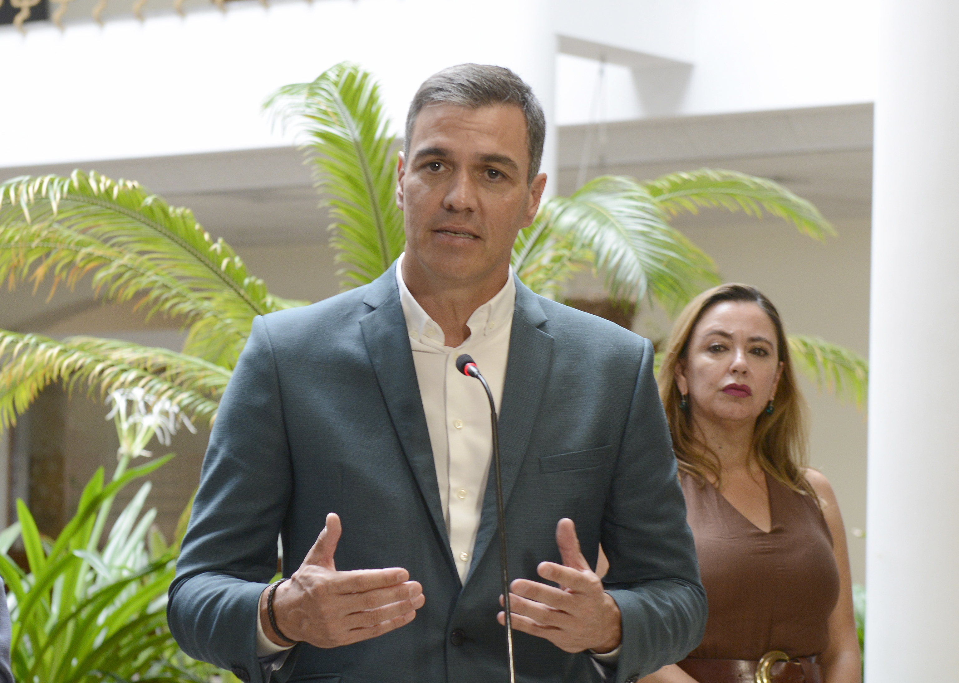 El presidente del Gobierno, Pedro Sánchez, y la presidenta del Cabildo de Lanzarote, María Dolores Corujo Berriel, este lunes en Lanzarote tras reunirse