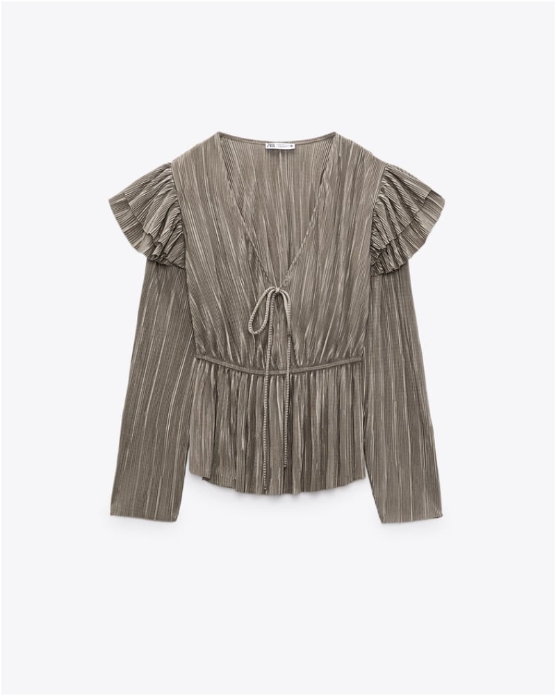 ALT: Blusa plisada con volantes de Zara