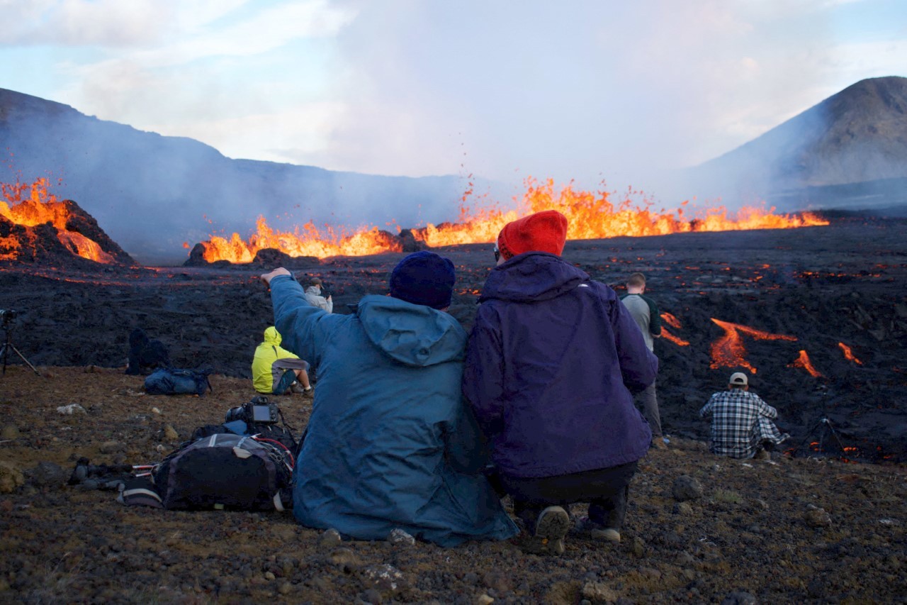 Turistas disfrutan de la erupción del Fagradalsfjall, en Islandia