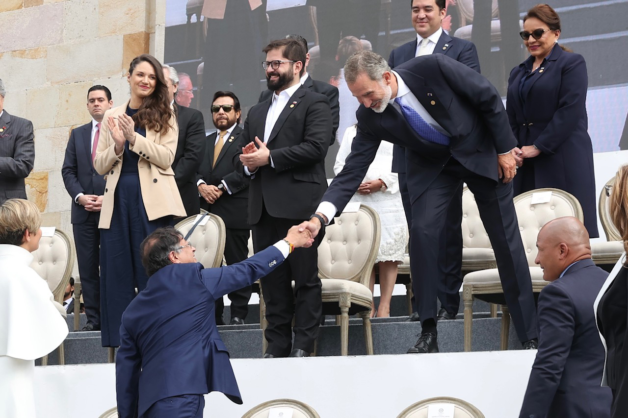 Felipe VI saluda a Gustavo Petro.