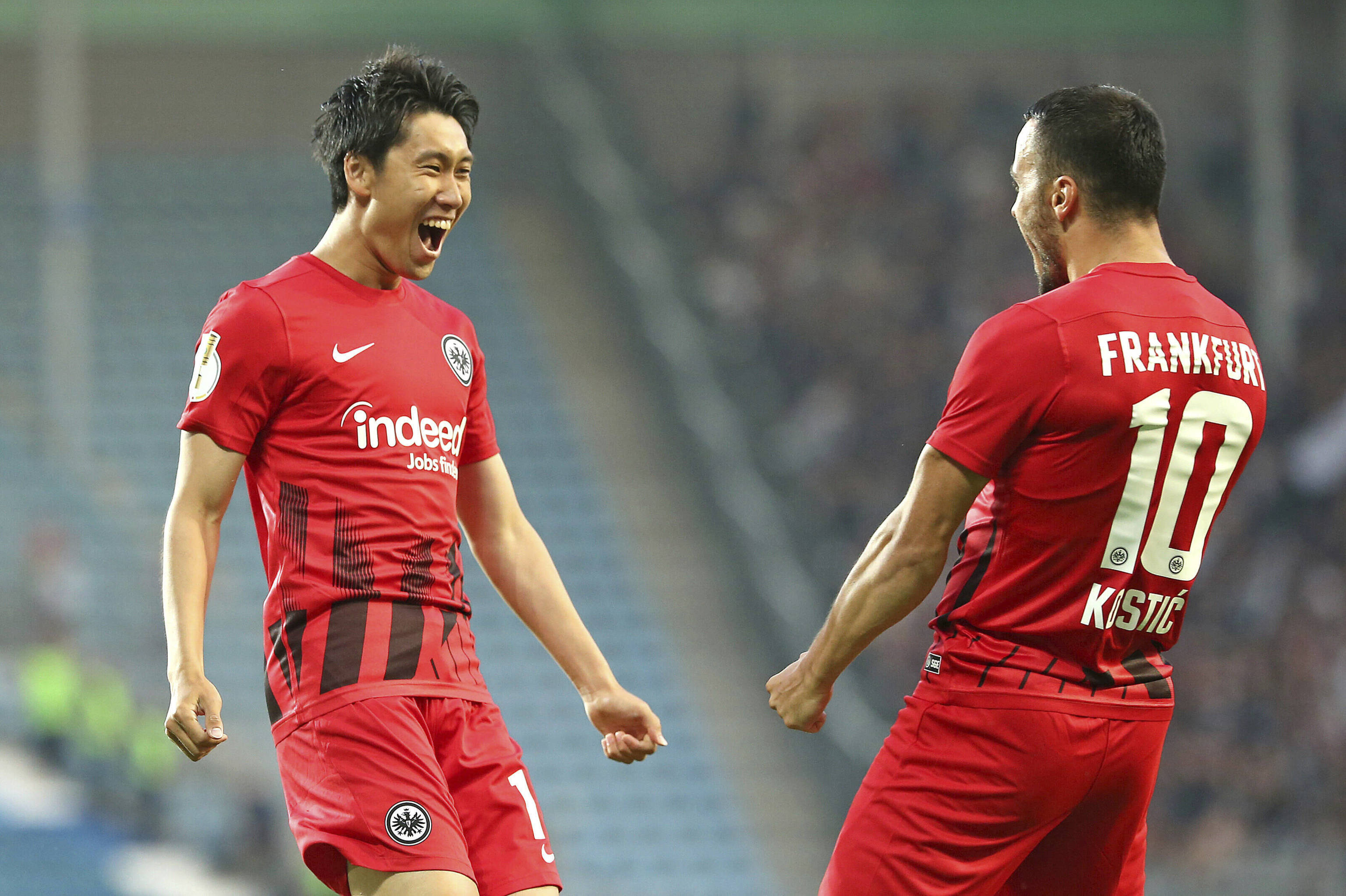 Kamada celebra un gol para el Eintracht con Filip Kostic.