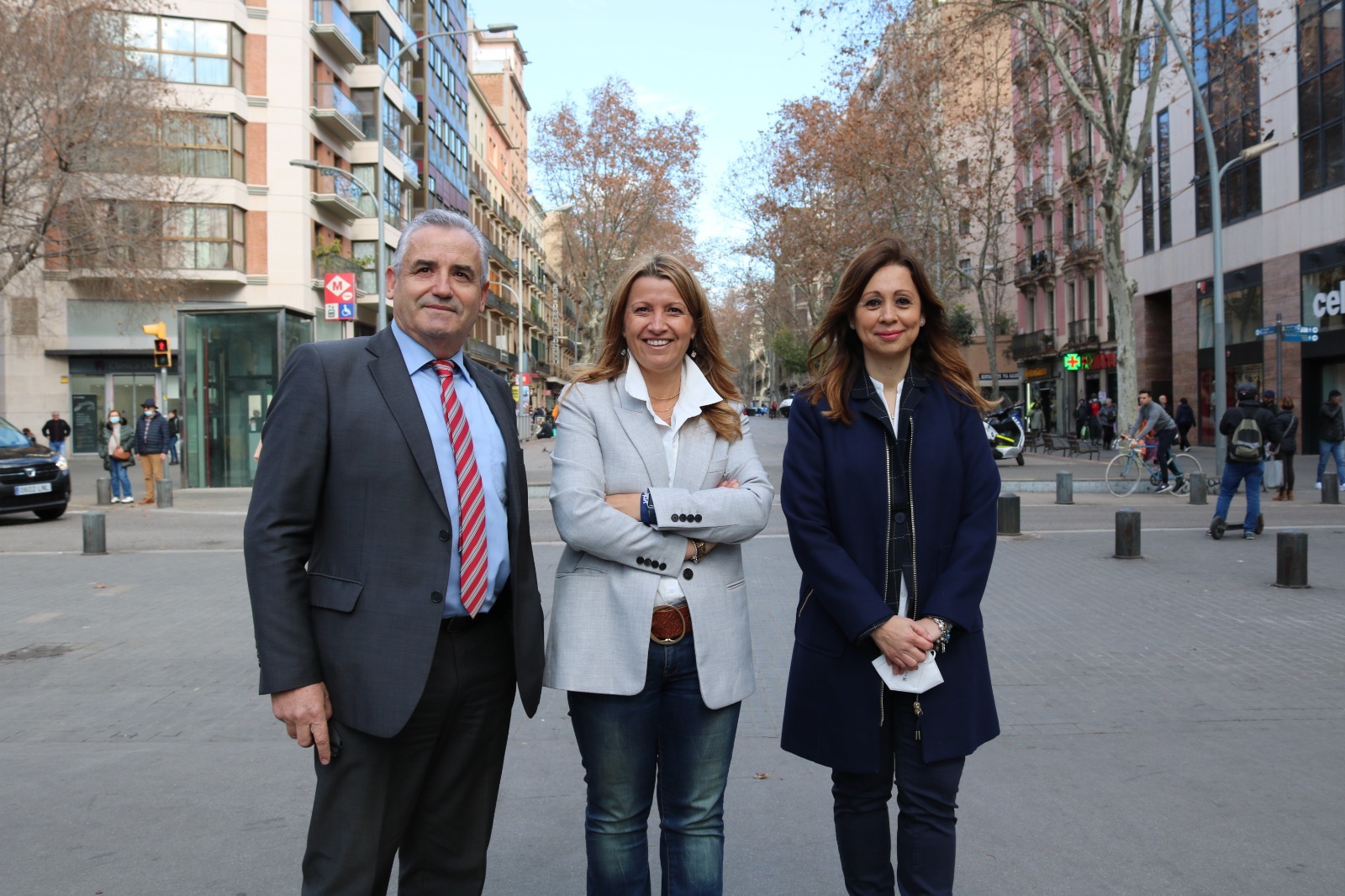 Miembros de Valents en Barcelona con su presidenta en el centro