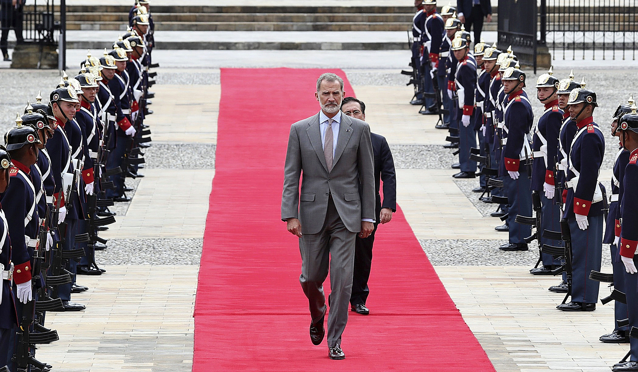 El rey Felipe VI, seguido del ministro de Exteriores, José Manuel Albares, a su llegada a la toma de posesión de Gustavo Petro, el domingo.
