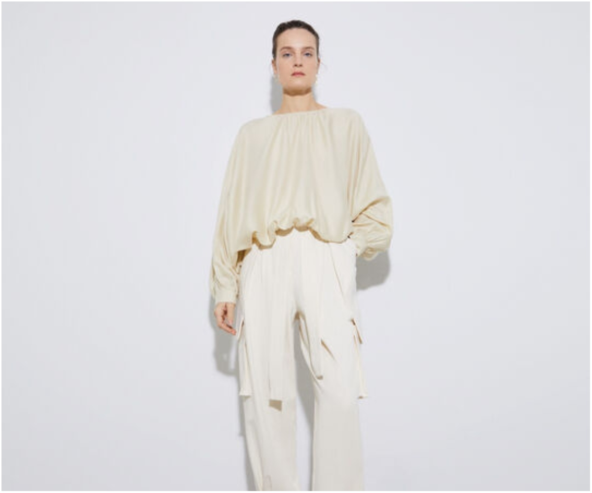 ALT: Blusa color beige overseize con mangas de murcilago de Adolfo Domnguez