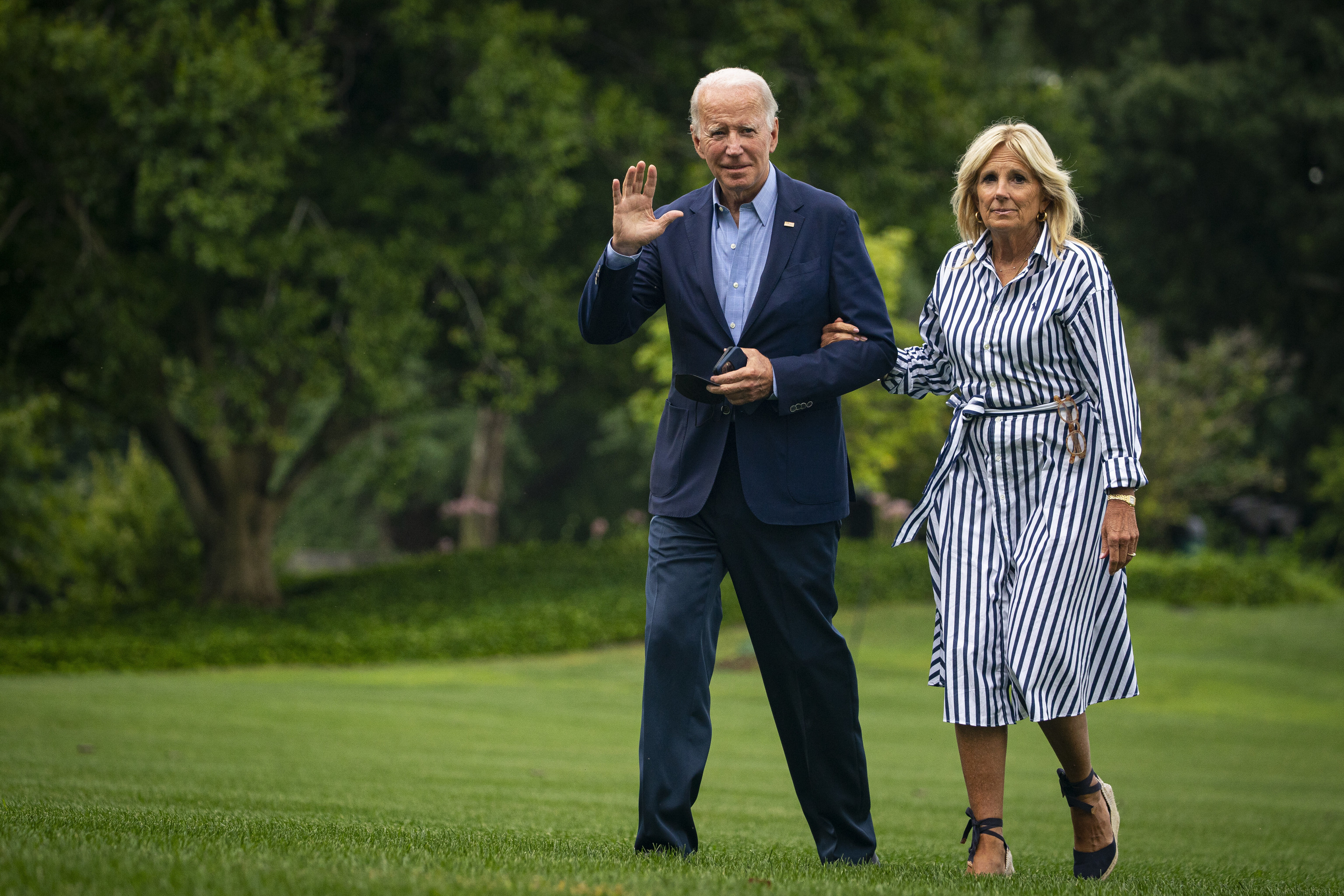 ALT: Vestido camisero de rayas con cinturn de Jill Biden y Melania