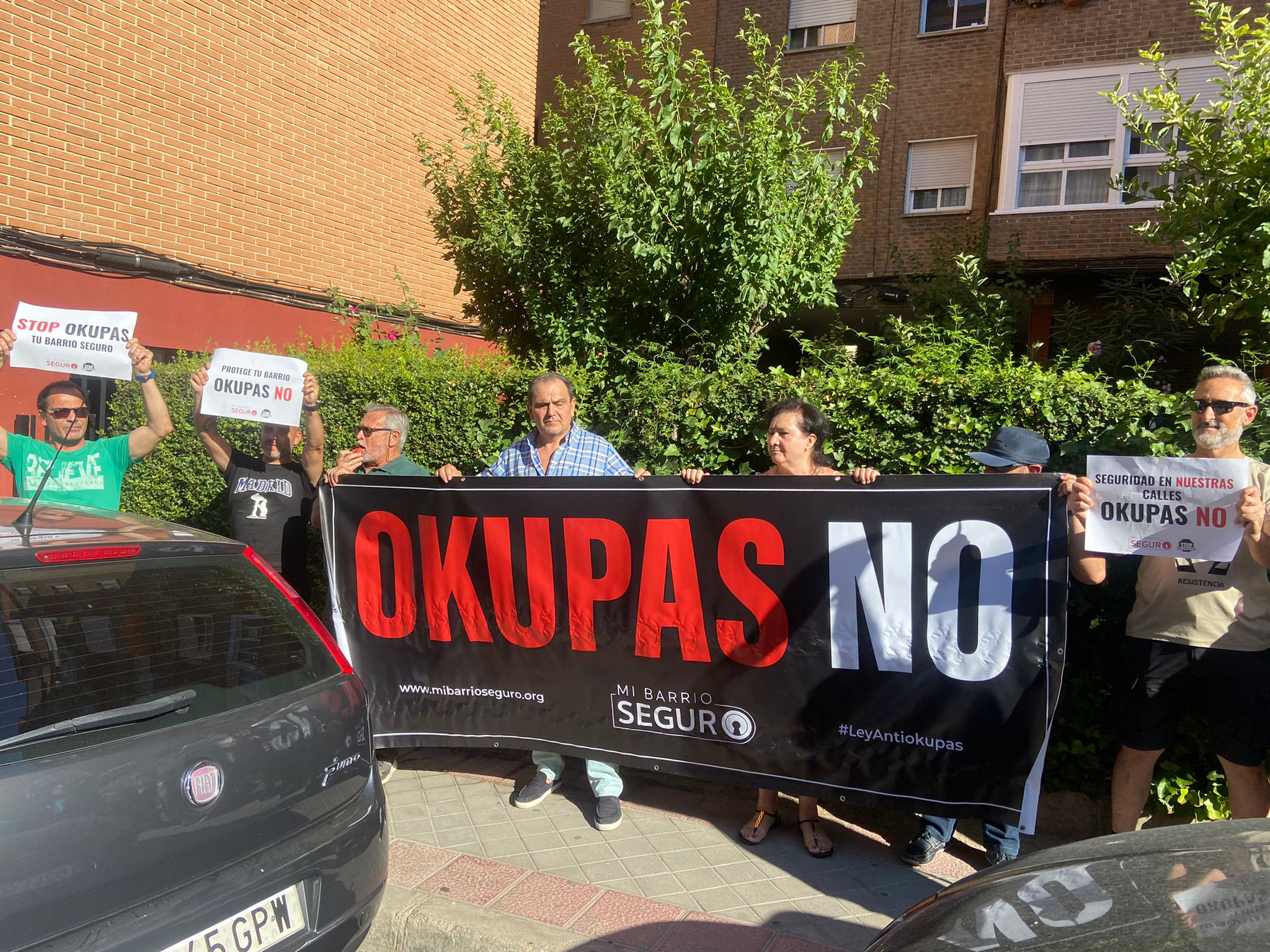 Protesta contra okupas en una vivienda de Fuenlabrada (Madrid).