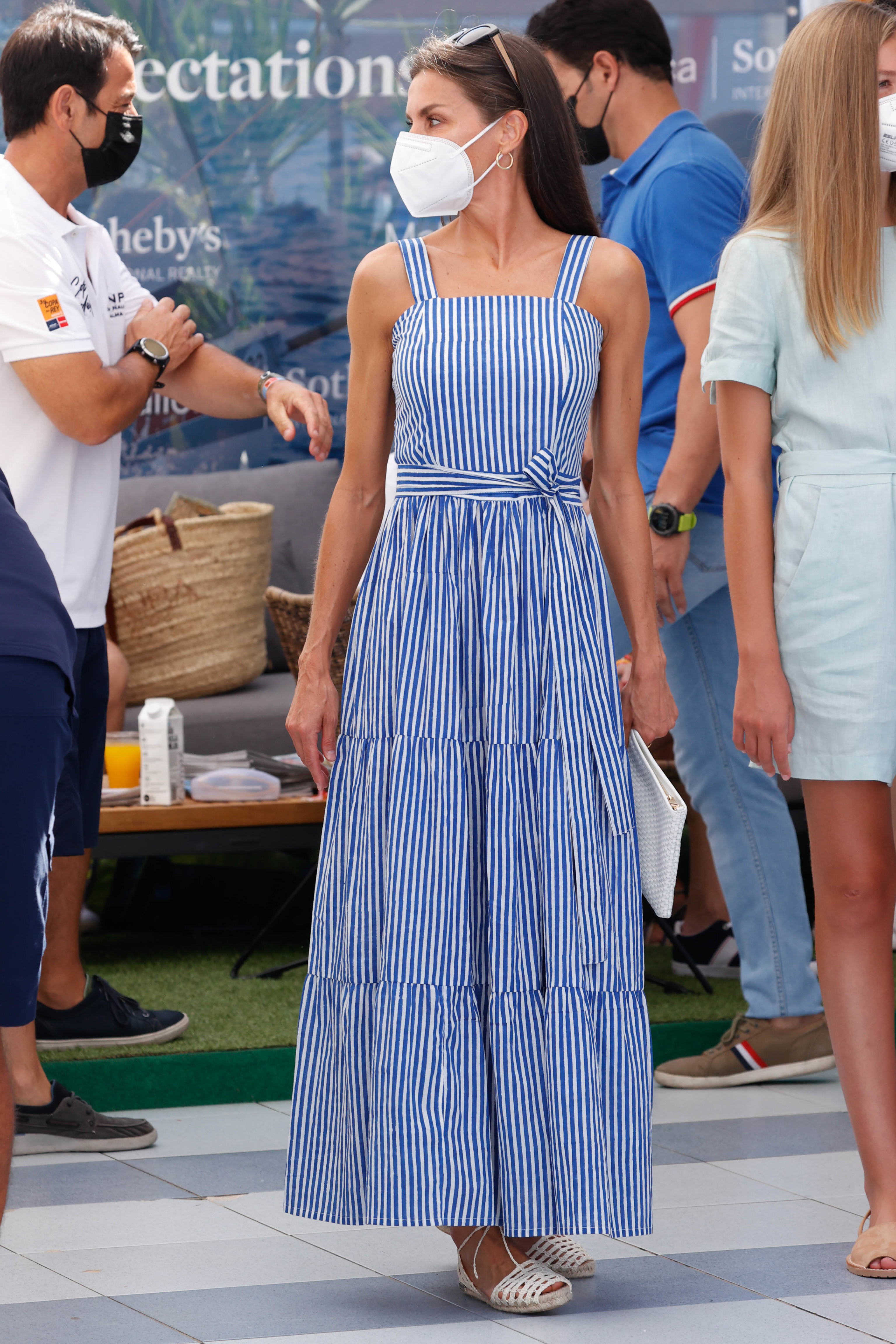ALT: La Reina Letizia con vestido con cinturn de rayas de inspiracin navy