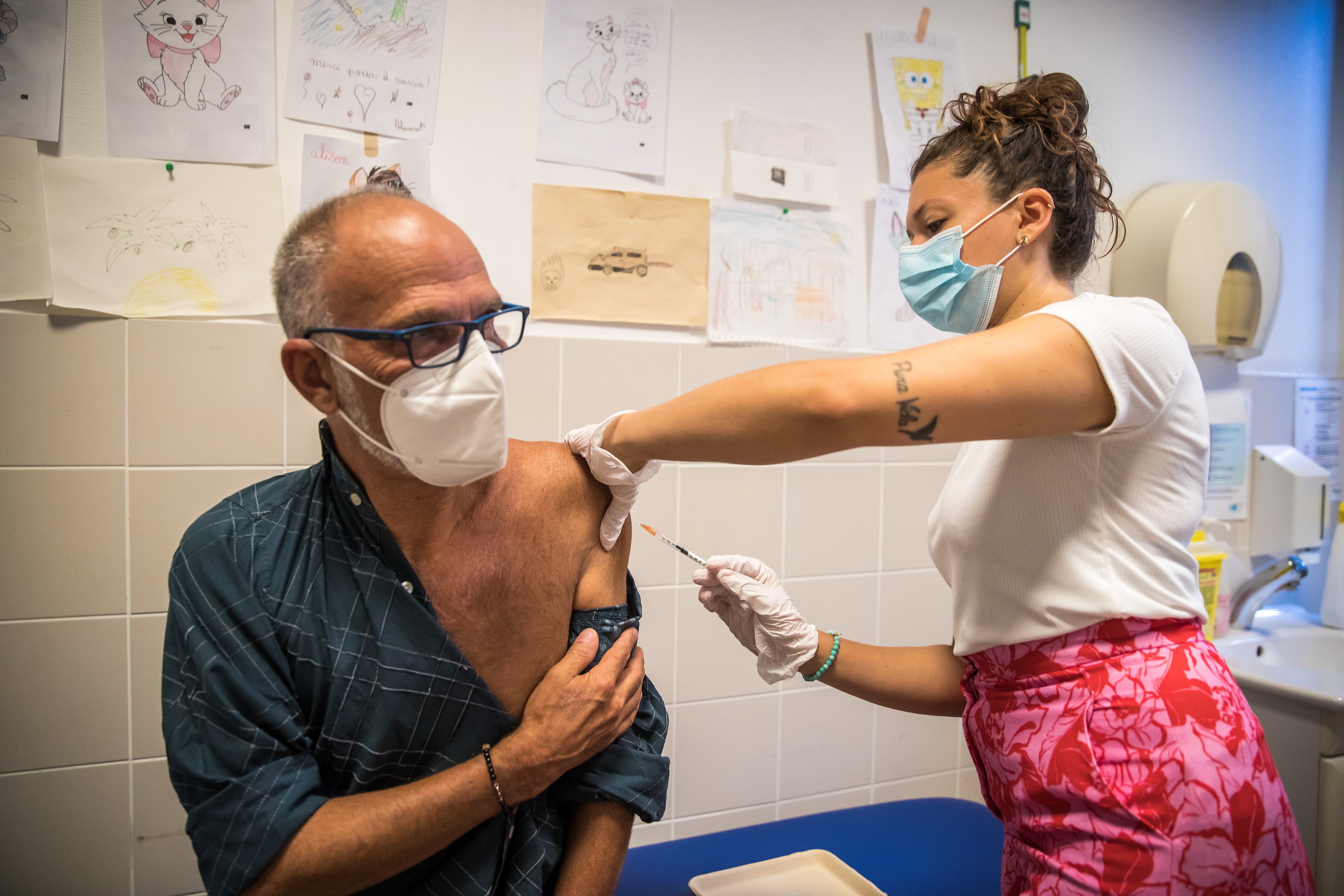 Un hombre recibe una dosis de la vacuna frente a la viruela del mono en Pars