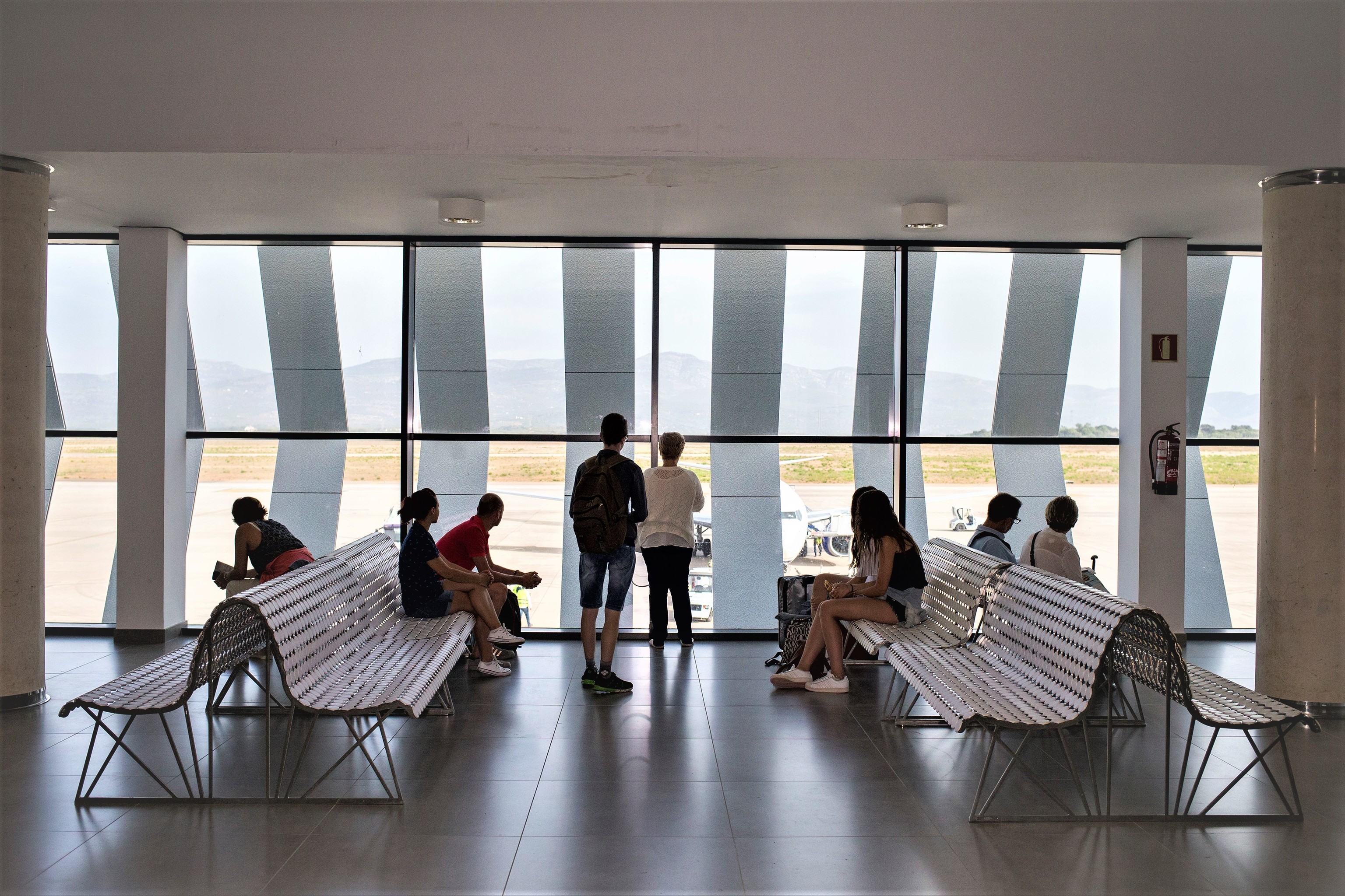 Personas esperando en las instalaciones del aeropuerto de Castelln.