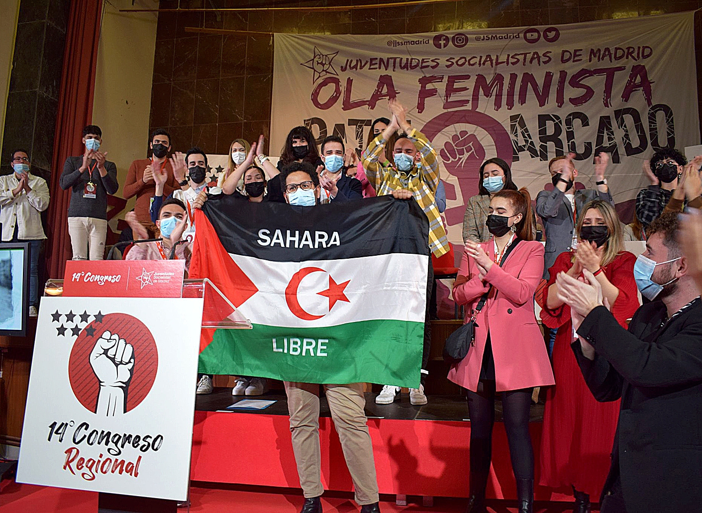 Aman Hamoudi, aplaudido por los delegados del Congreso de las Juventudes Socialistas de Madrid, tras subir con una bandera saharaui. JSM