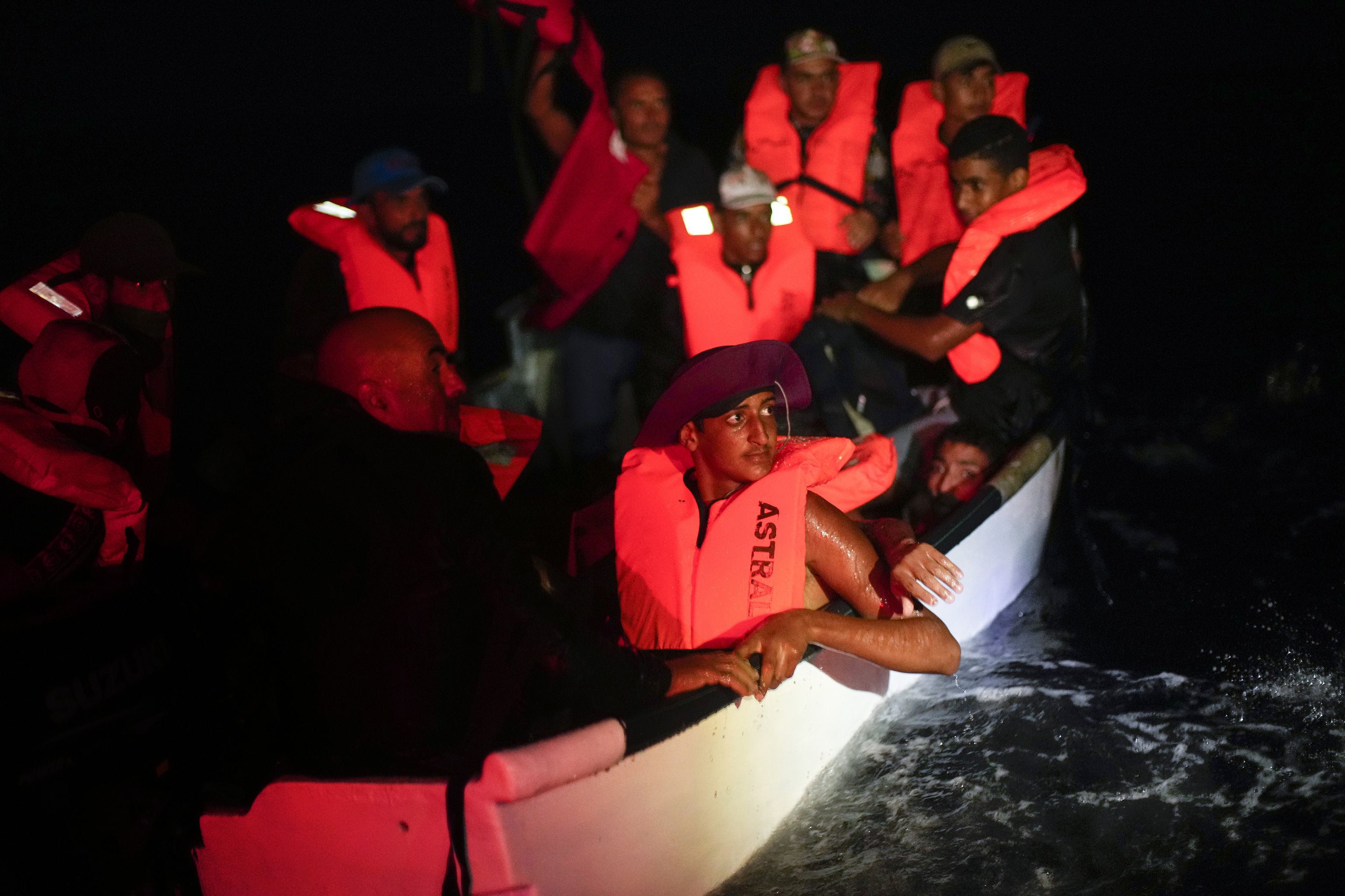 Migrantes en un bote de madera rescatados cerca de Lampedusa, el 9 de agosto de 2022.
