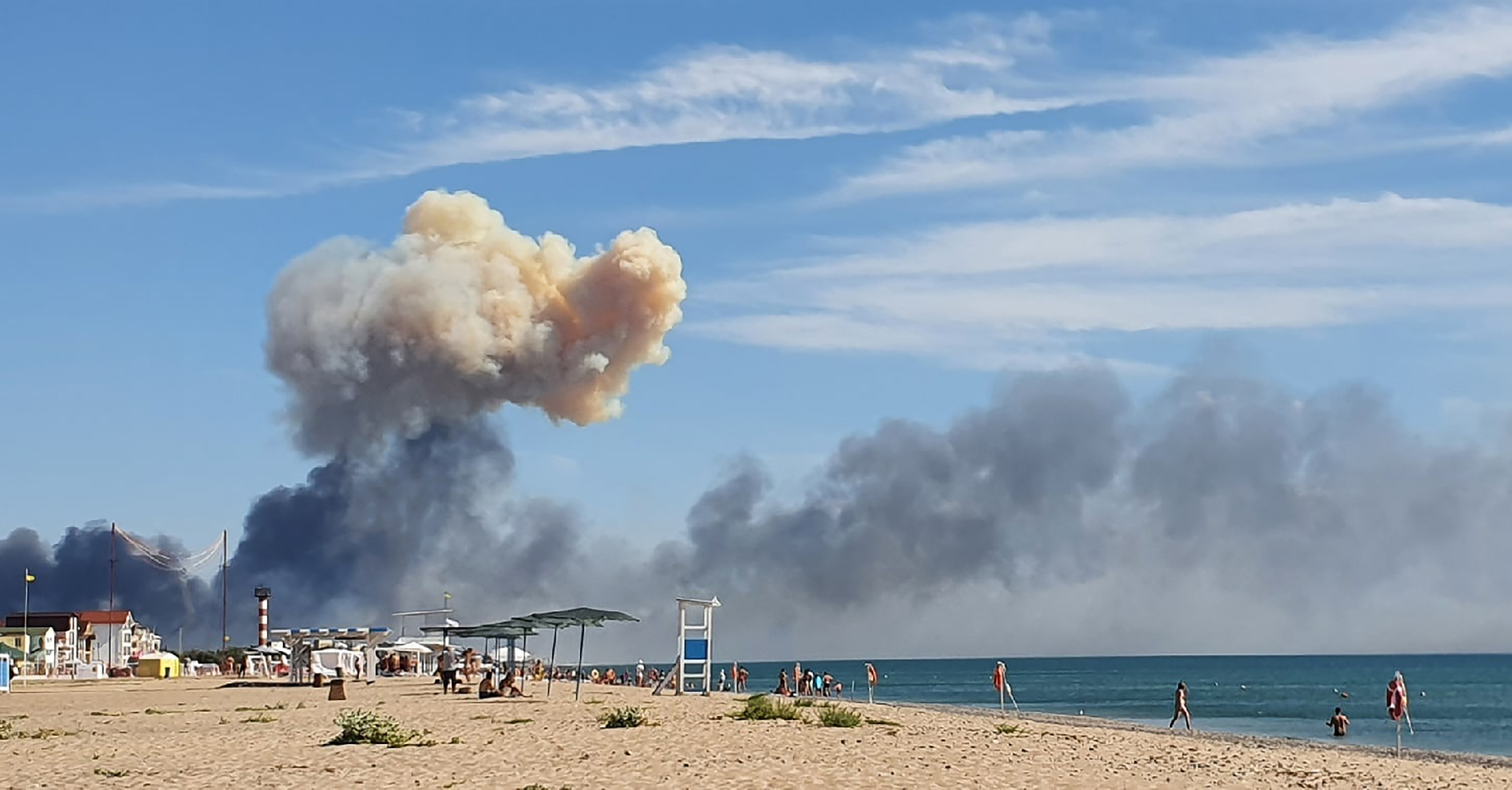 Las explosiones en un aeródromo de Rusia en Crimea, vistas desde una playa