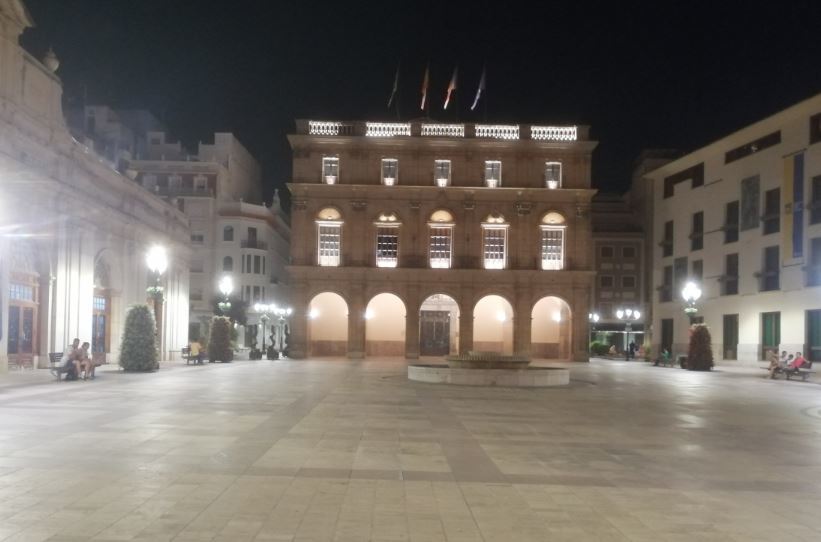 El edificio del Ayuntamiento de Castelln permaneca iluminado este martes noche.