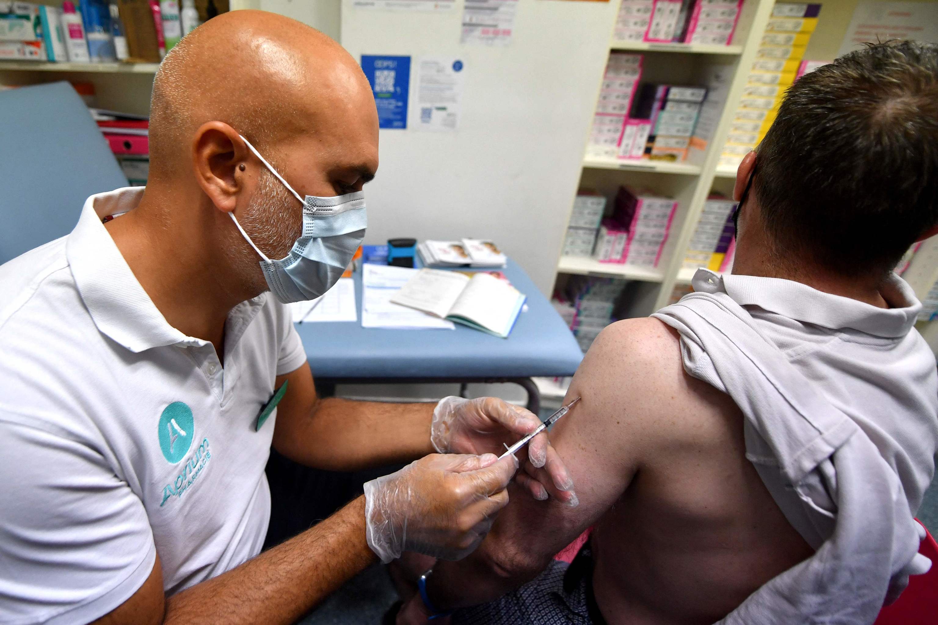 Un sanitario administra la vacuna contra la viruela del mono en Lille, al norte de Francia.