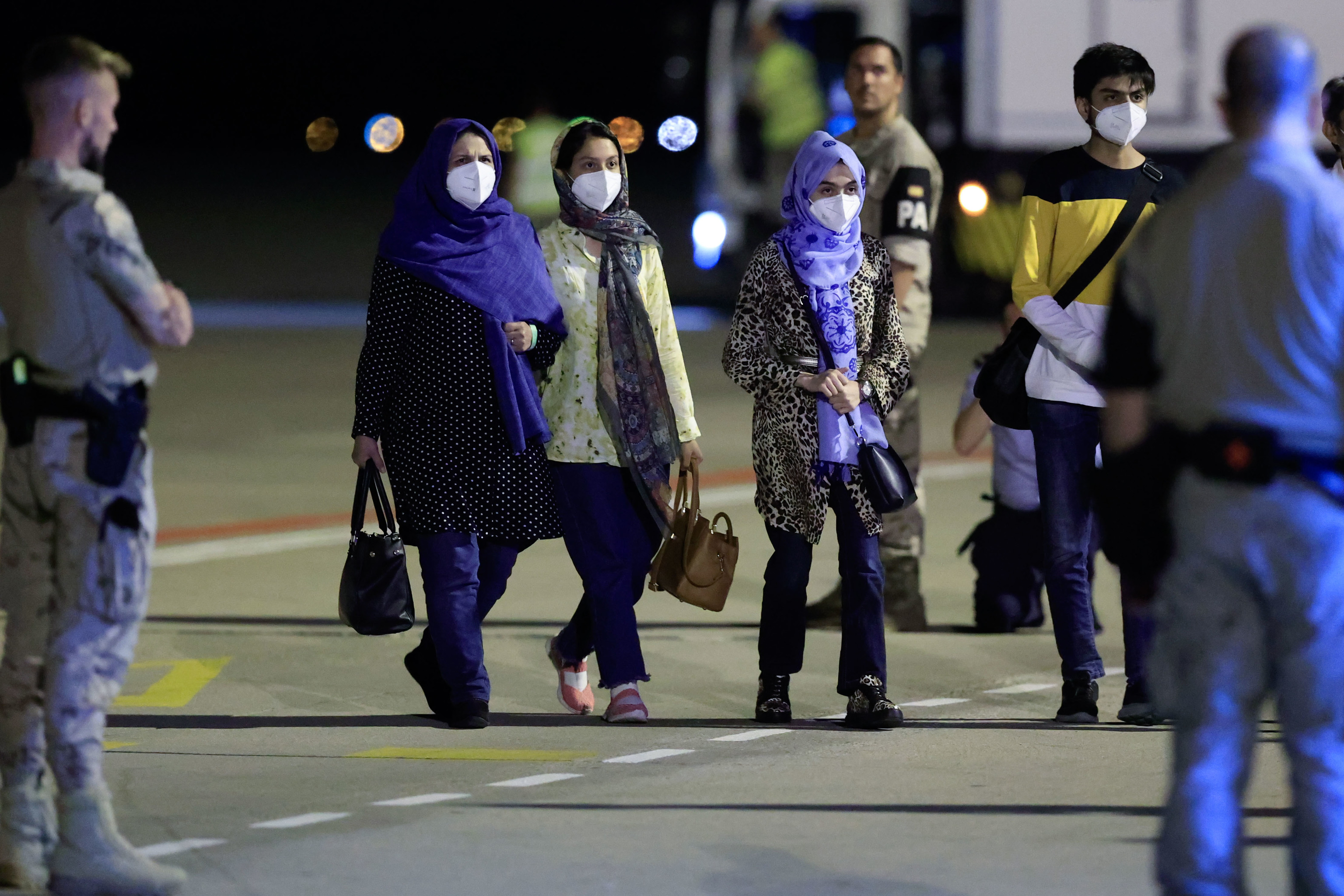Un grupo de unos 294 ex colaboradores afganos y sus familias llegan a la base aérea Torrejón,