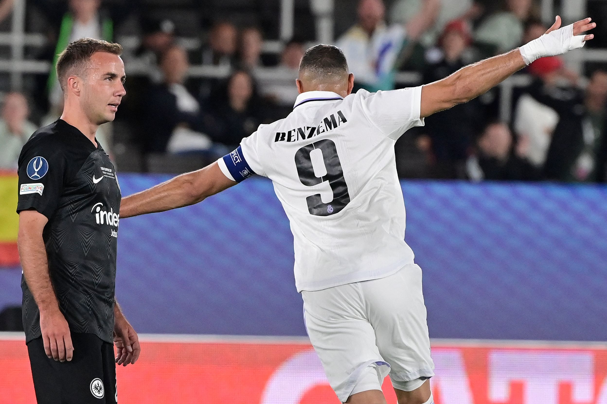 Benzema celebra su gol ante el Eintracht.