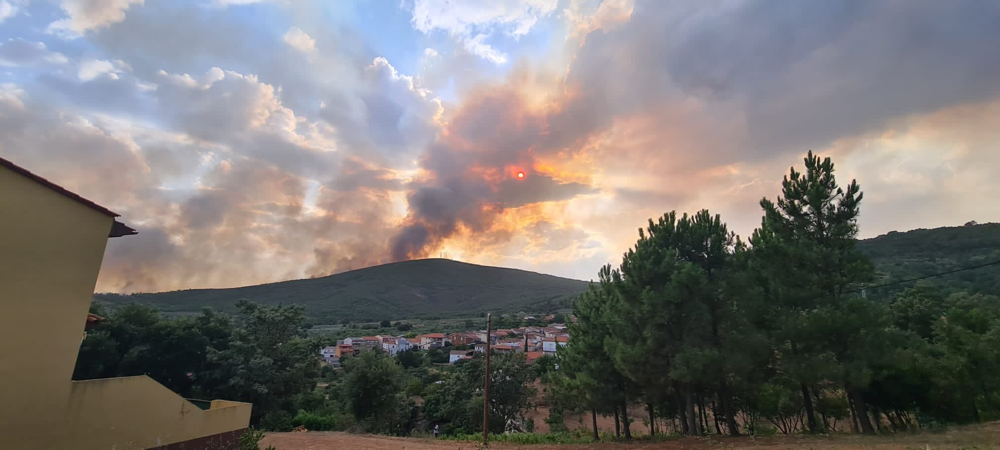 Vista de la columna de humo por el incendio en sierra de Gata.
