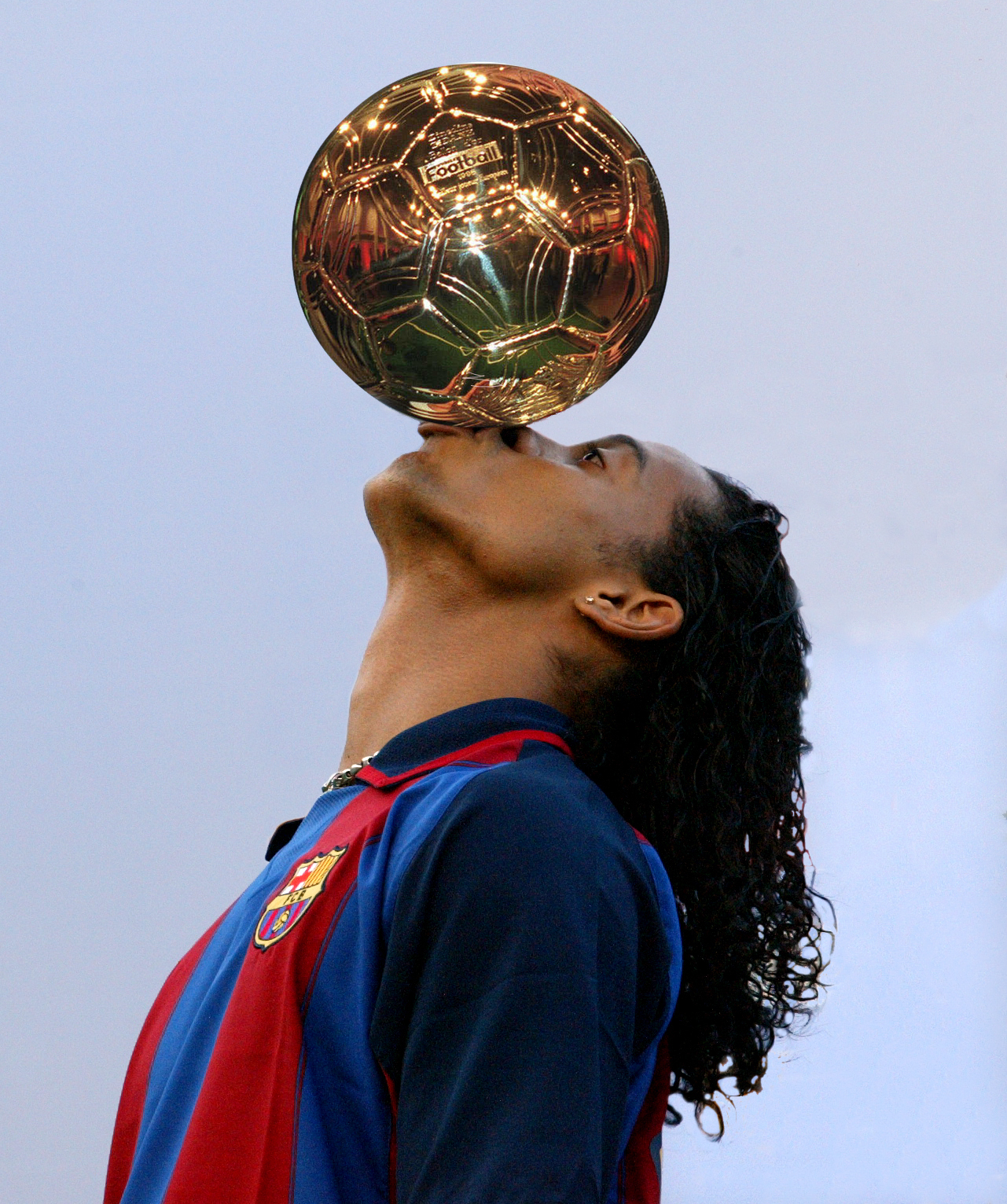 Balón de oro, sostenido por los labios de Ronaldinho.