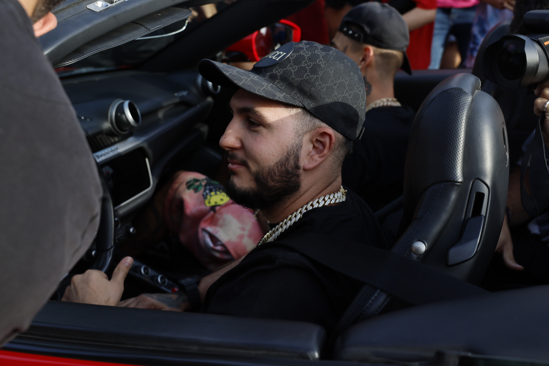 El cantante, en el interior de su Ferrari.