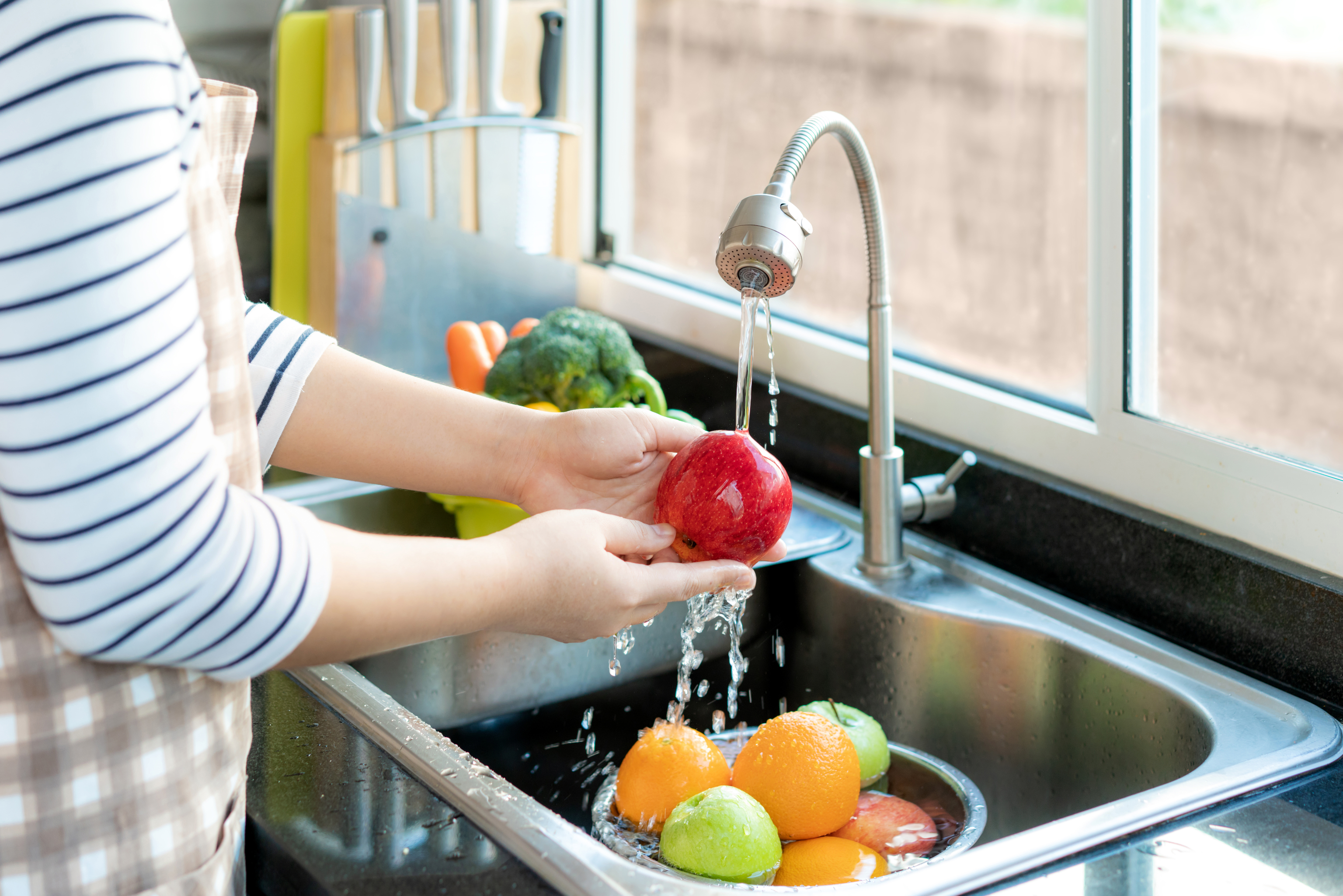 🍐¿Lavas tus frutas y verduras? Es importante limpiar bien algunas frutas  que llegan sucias a nuestras casas. Te recomendamos usar nuestra lejía  Chef, By La Salud