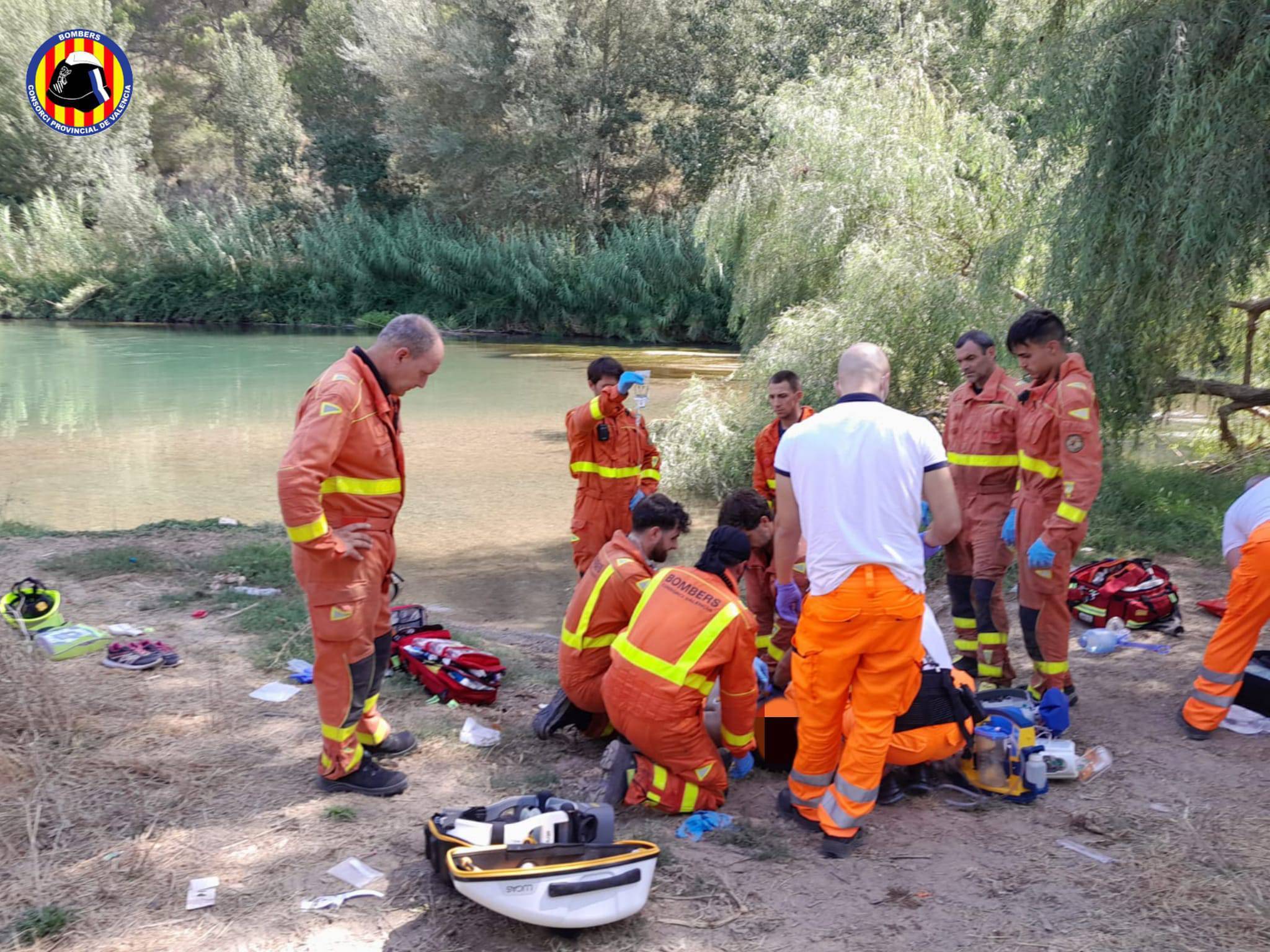Los bomberos del Consorcio Provincial de Valencia, en un momento del rescate.