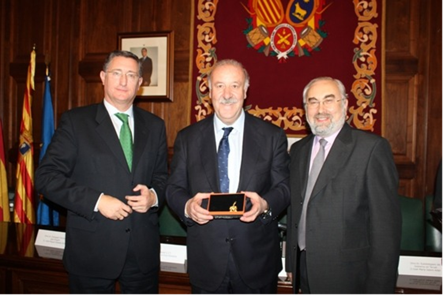 Vicente del Bosque, con la Medalla en las manos.