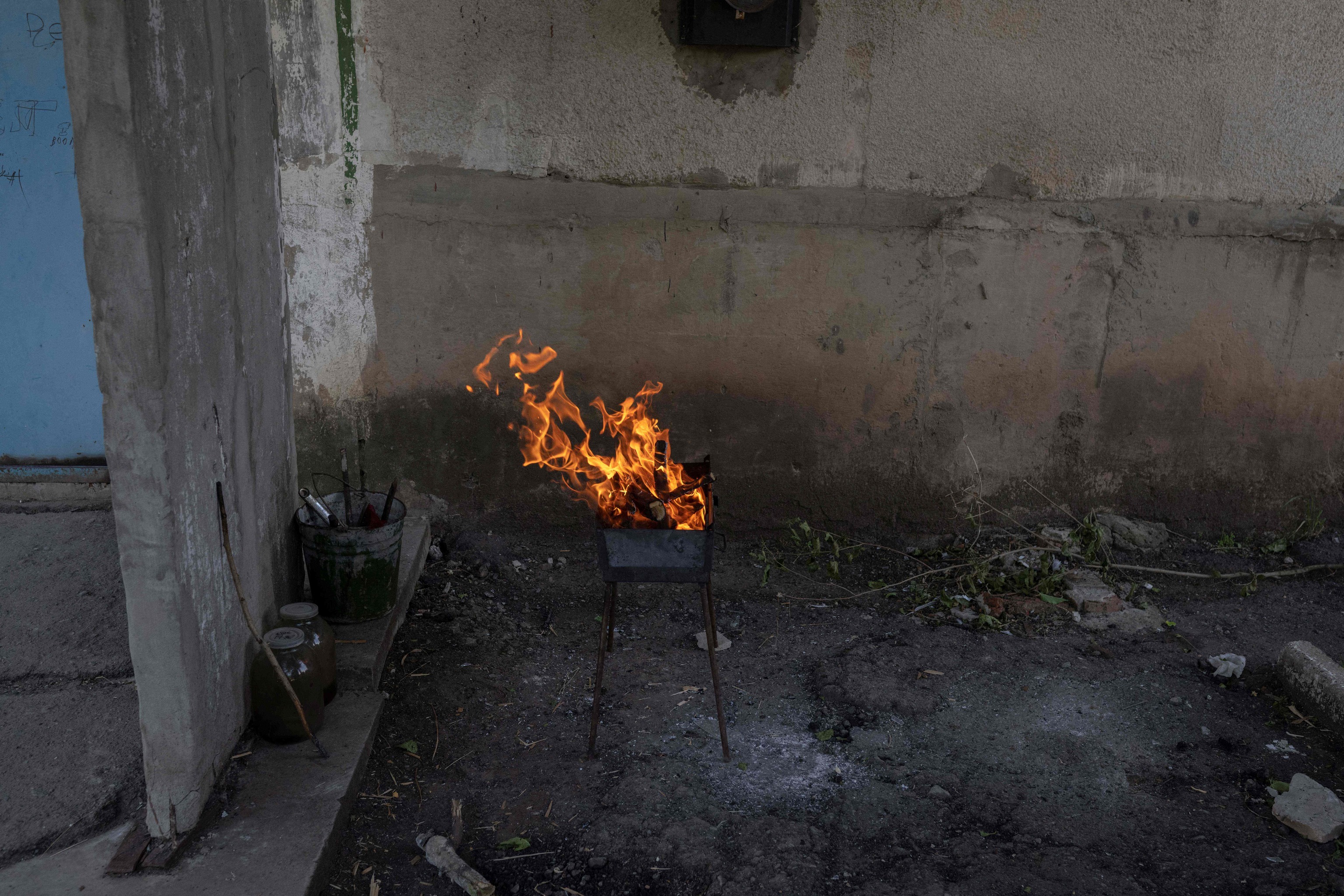 El fuego donde cocinan los civiles escondidos de Soledar