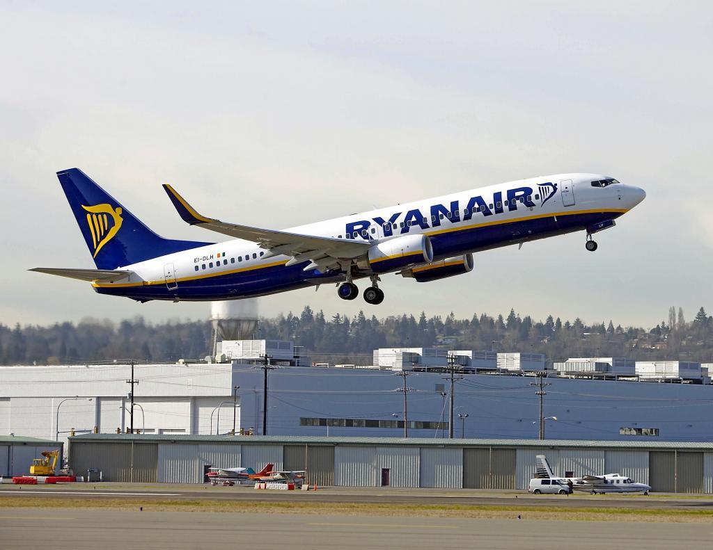 Avión de Ryanair despega de un aeropuerto