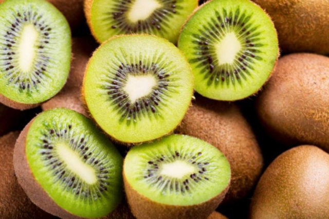 Remedios de la abuela como el kiwi en ayunas son inocuos y pueden aportar fibra.