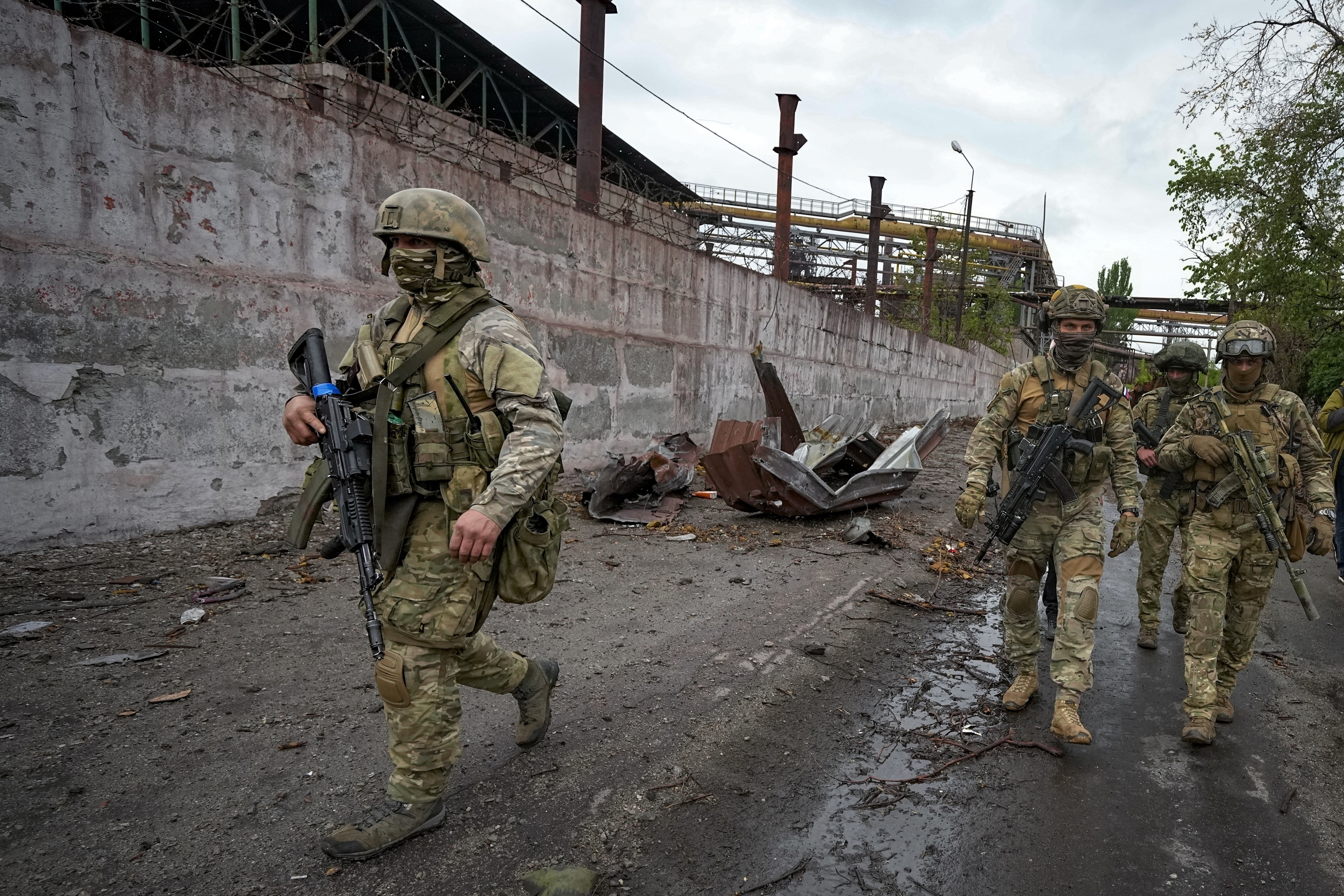 Soldados rusos patrullan una zona de Mariupol.