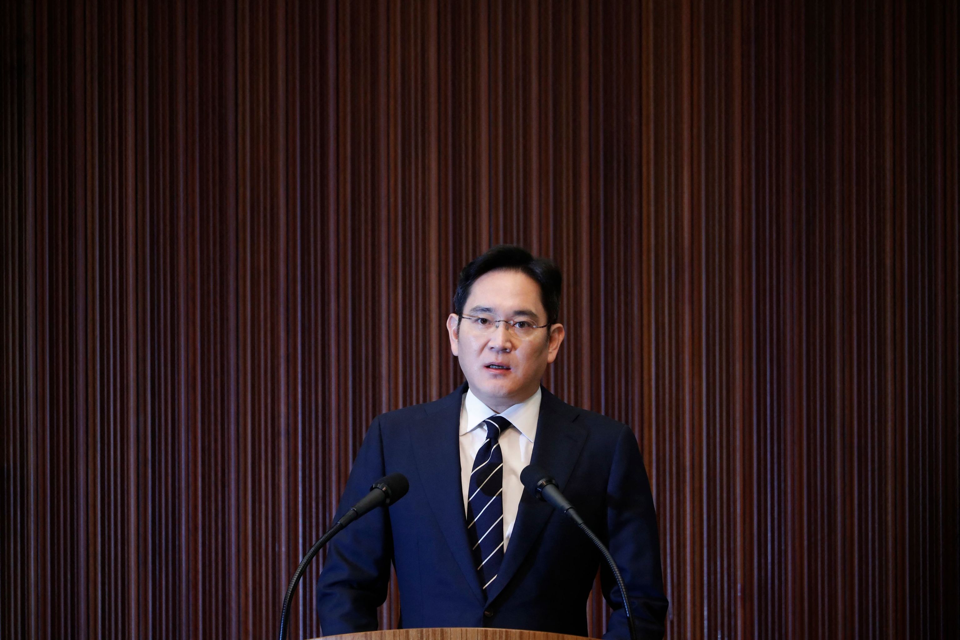 Corea del Sur indulta al jefe de Samsung para ayudar a «superar la crisis económica»