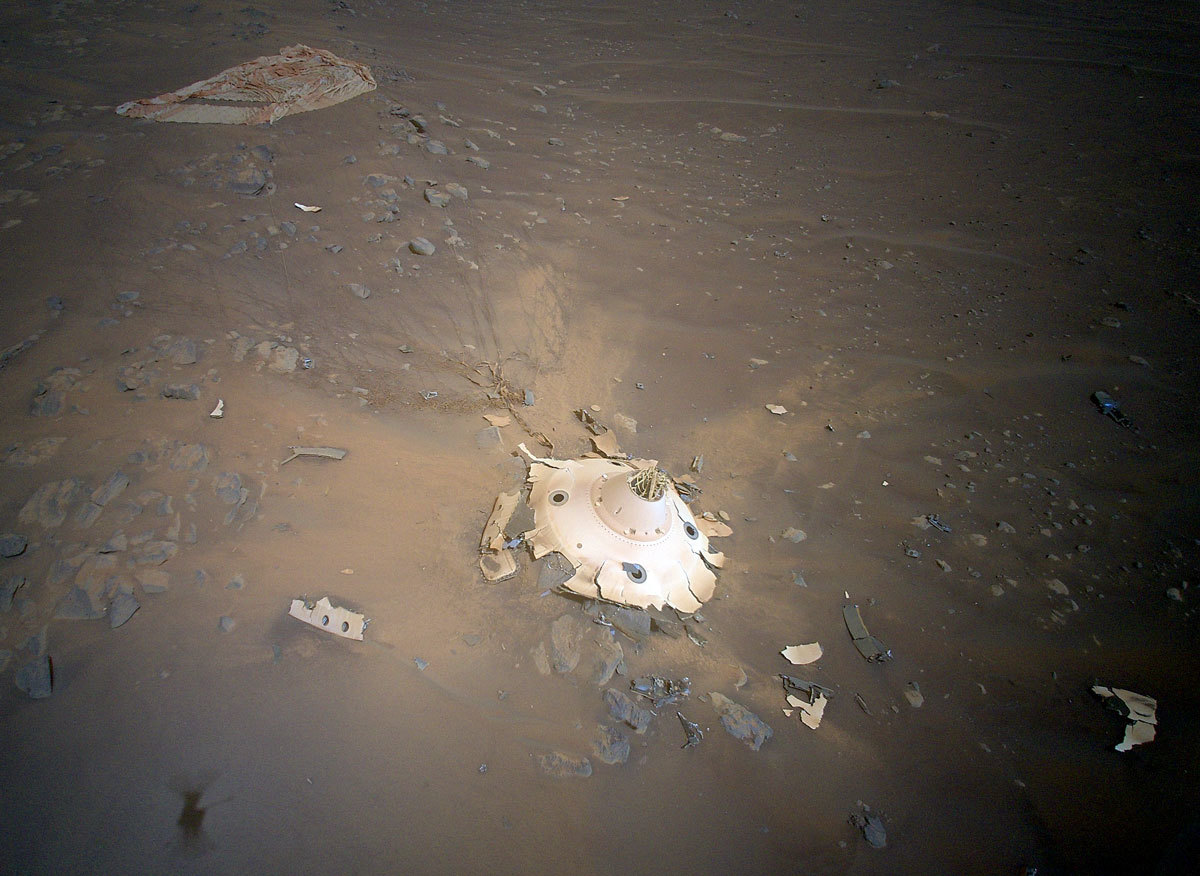 Vista aérea de la basura espacial generada durante el amartizaje de 'Perseverance' captada por el helicóptero 'Ingenuity'
