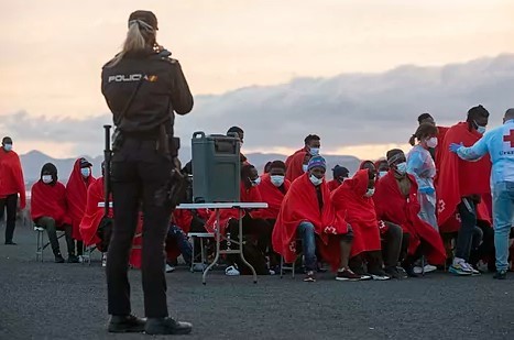 Un grupo de inmigrantes es atendido tras su rescate en Arrecife (Lanzarote).