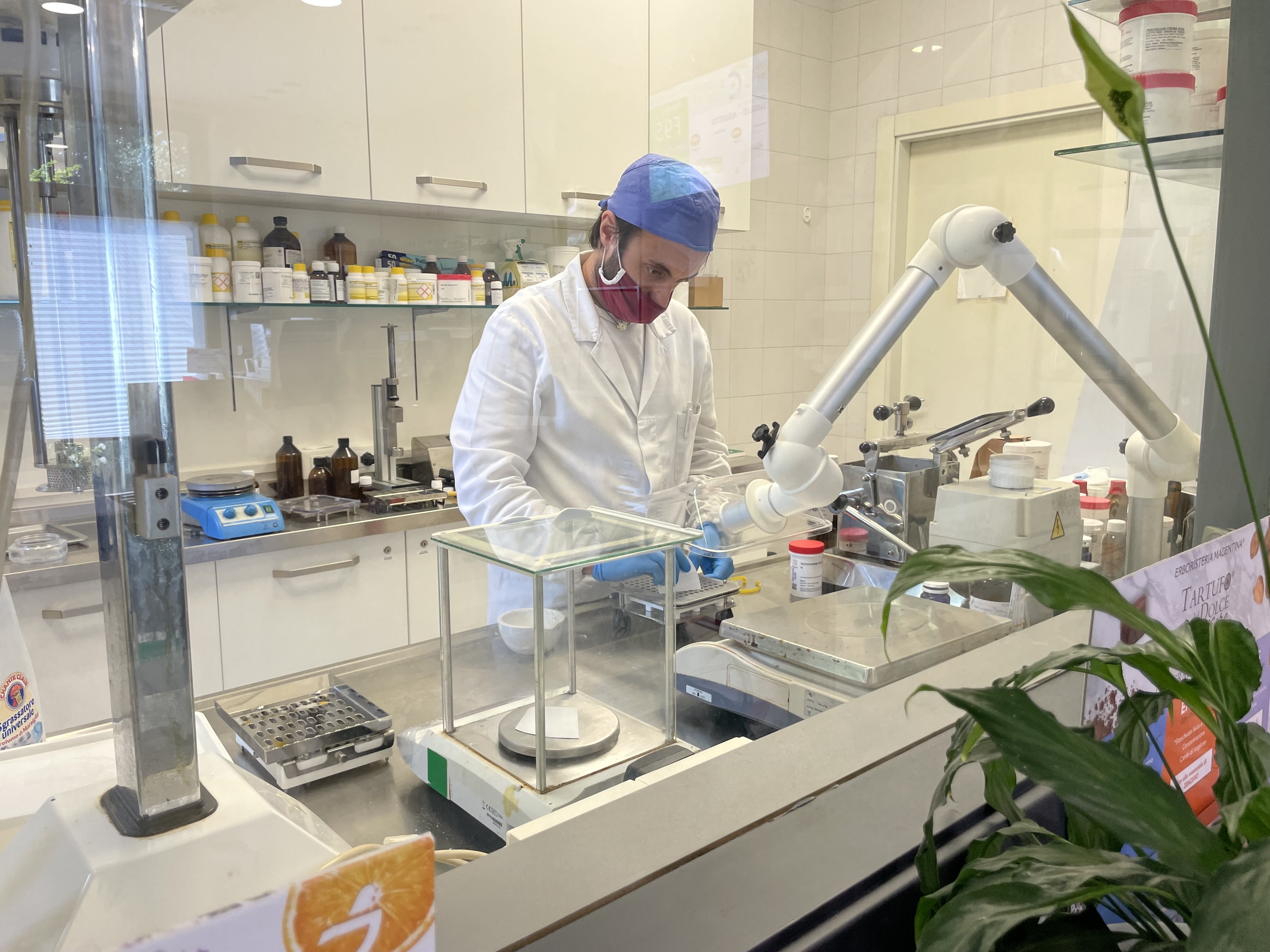 El farmacéutico italiano Antonio Bortoletto, formulando en la botica donde trabaja situada en el entorno de Treviso.