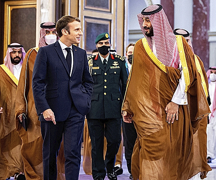 Imagen de Macron con Bin Salman en 2021
